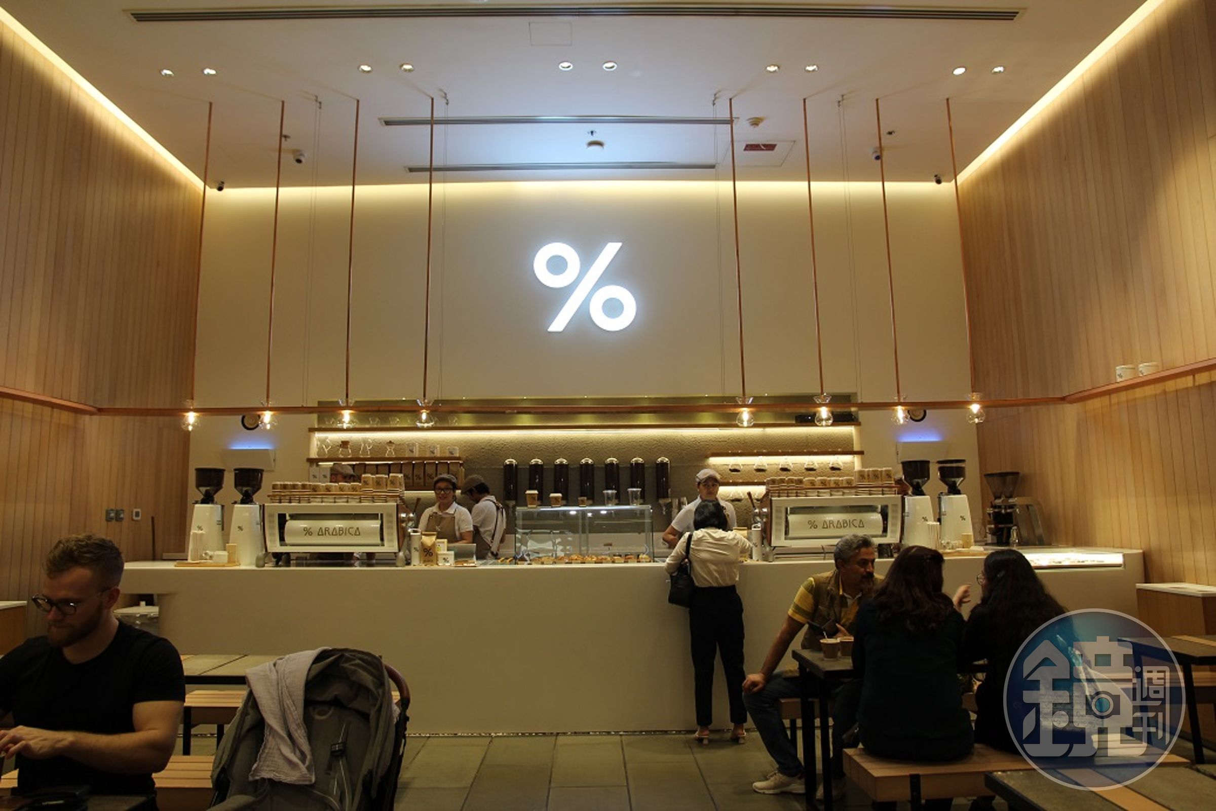 與各地分店相似，採白色系列風格的店內主視覺。