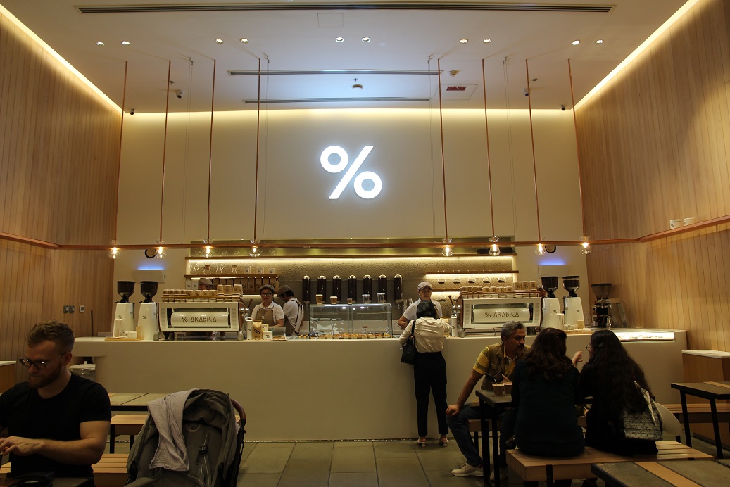 與各地分店相似，採白色系列風格的店內主視覺。