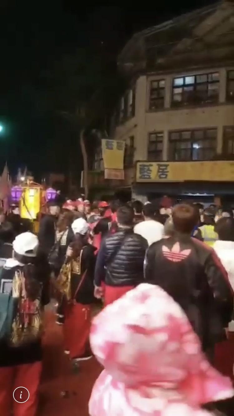 艋舺青山宮遶境回宮,轎班人員疑似爆口角衝突、相互推擠。(翻攝畫面)