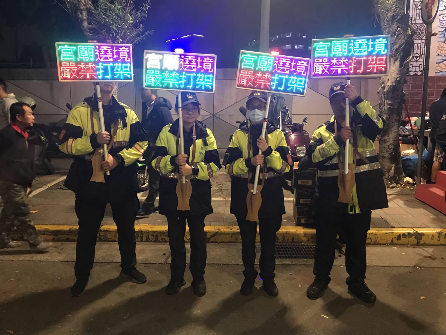 為避免繞境爆衝突,萬華警方特別製作LED看板。(翻攝畫面)