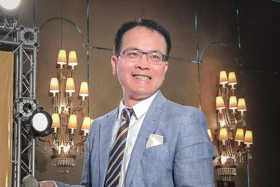 鄭弘儀日前淚灑攝影棚,透露自己10年前因官司纏身及輿論壓力而罹患焦慮症,發病時還會手抖、渾身不適。(翻攝臉書)