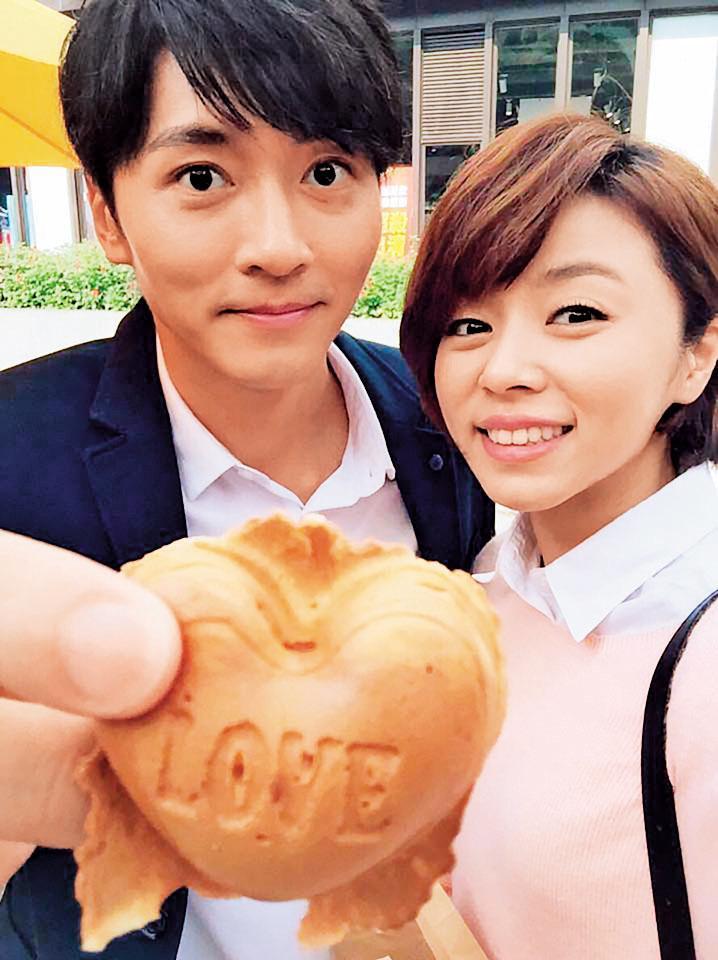 王瞳(右)和馬俊麟(左)因飾演鄉土劇《大時代》情侶,爆出假戲真做。如今傳出馬妻在老公車上找到王瞳情書,成為提告有利證據。(翻攝王瞳臉書)