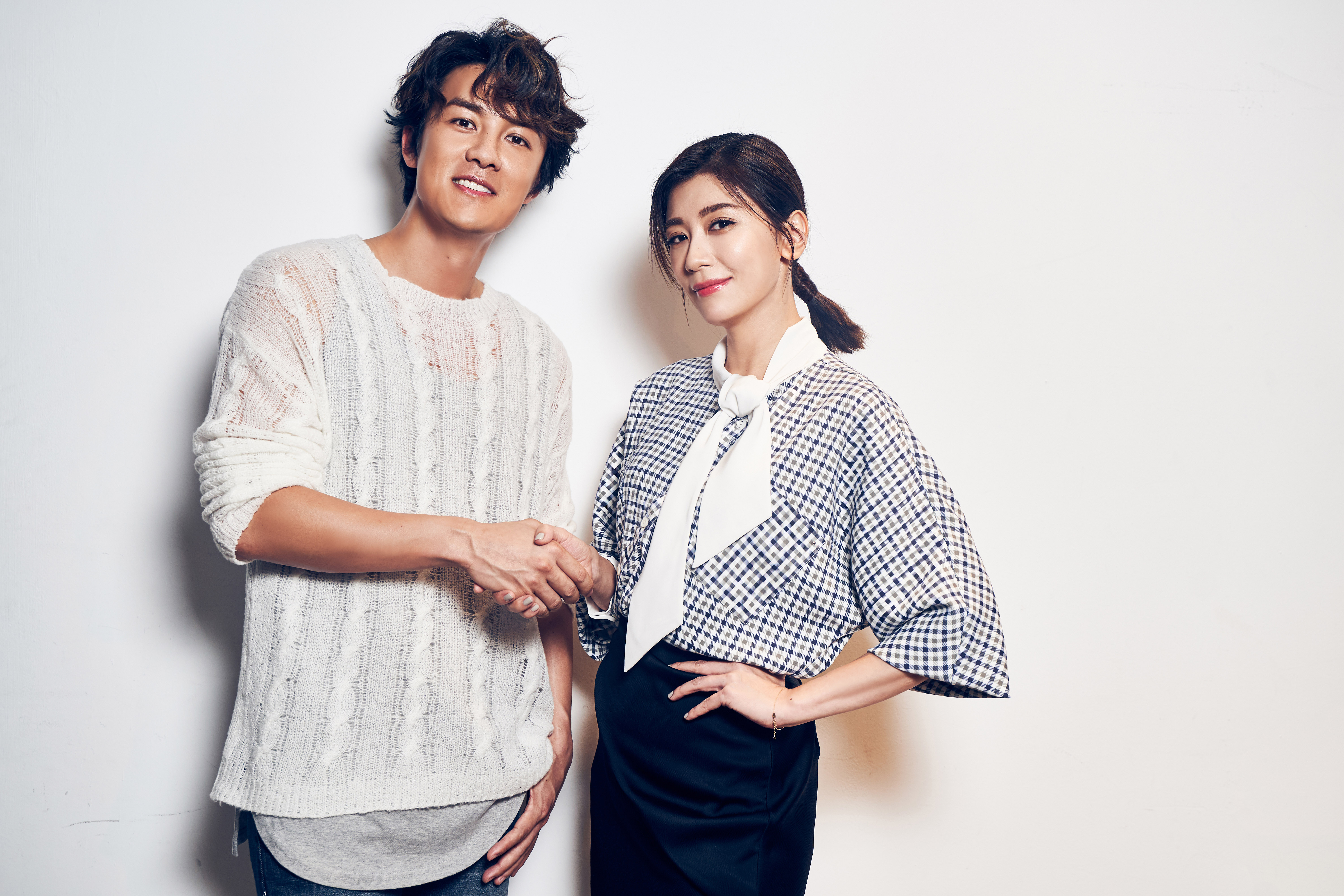 為了與賈靜雯（右）對談，吳克群閱讀許多女性文章，對談前還先喝酒灌醉自己。（何樂音樂提供）