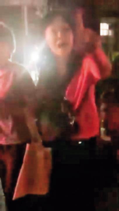 王瞳收到法院傳票,竟和媽媽、阿姨(右)成「王家三婆娘」,到馬家侵門踏戶,對馬妻興師問罪。(翻攝梁敏婷臉書)