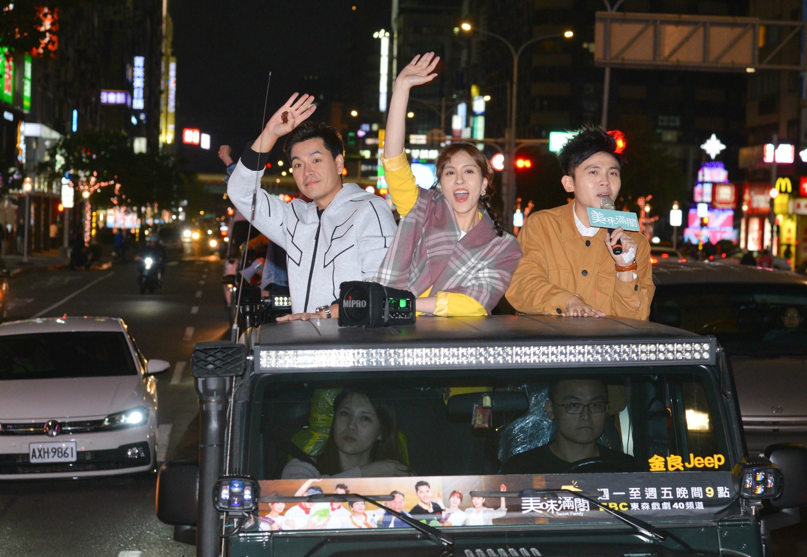 王傳一（左一）、魏蔓（中）不畏低溫宣傳《美味滿閣》。（東森提供）