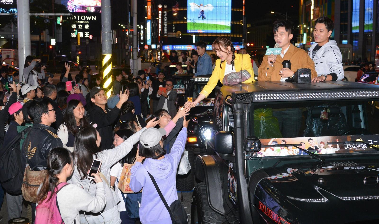 《美味滿閣》演員群搭吉普車掃街宣傳,有如選舉造勢。(東森提供)