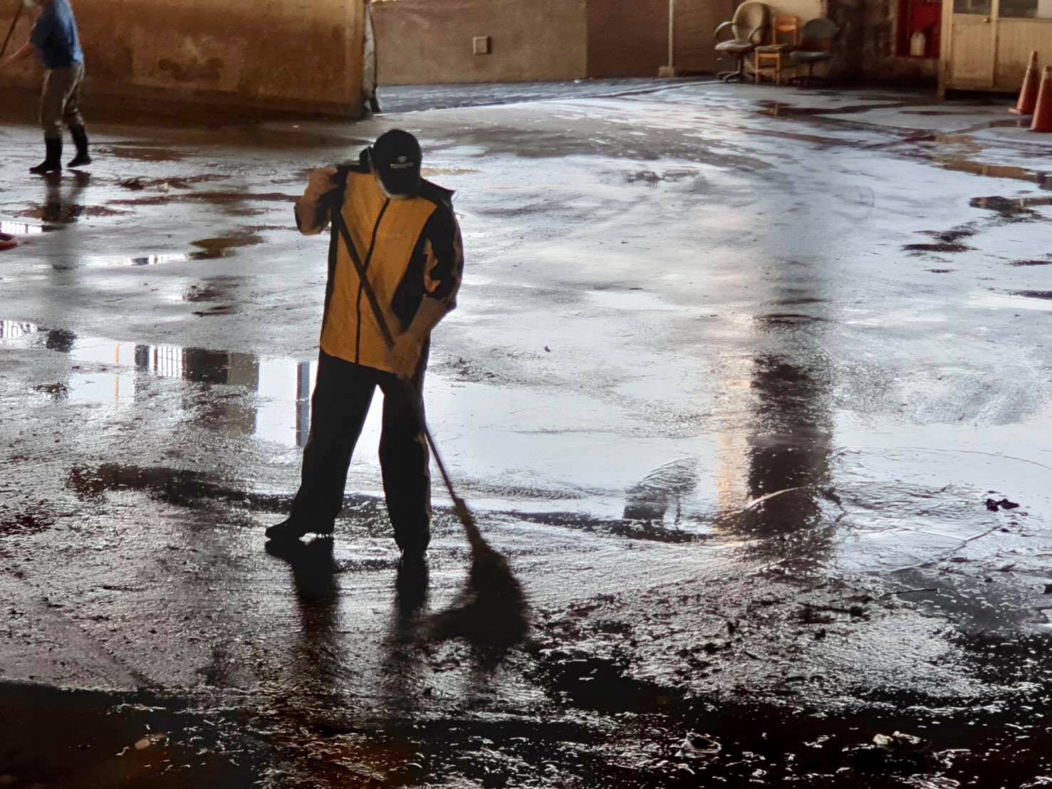 針對調動畜產公司前總經理楊嘉仁掃廁所，遭質疑是職場霸凌，現任總經理姚量議表示因人力不足，所以連自已也去掃。（姚量議提供）