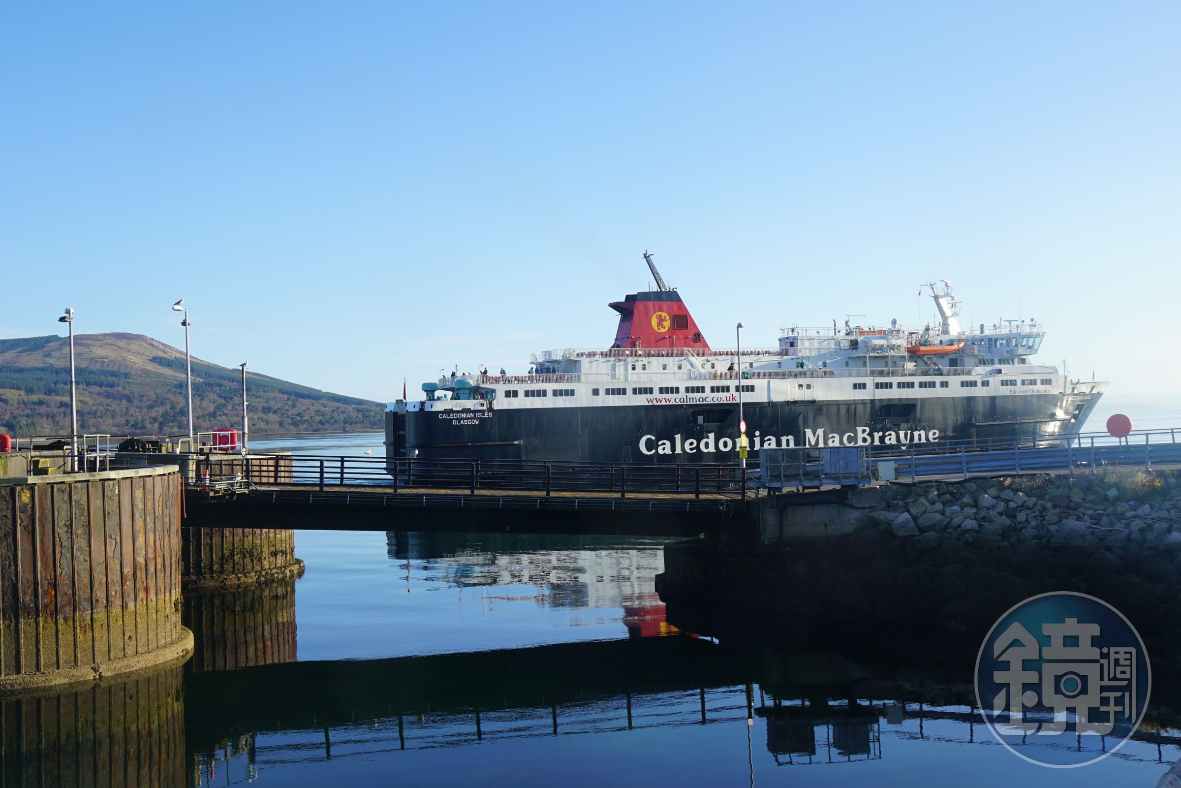 來往艾倫島的渡輪Caledonian MacBrayne，隸屬Calmac Ferries，他們也經營其他離島航線。