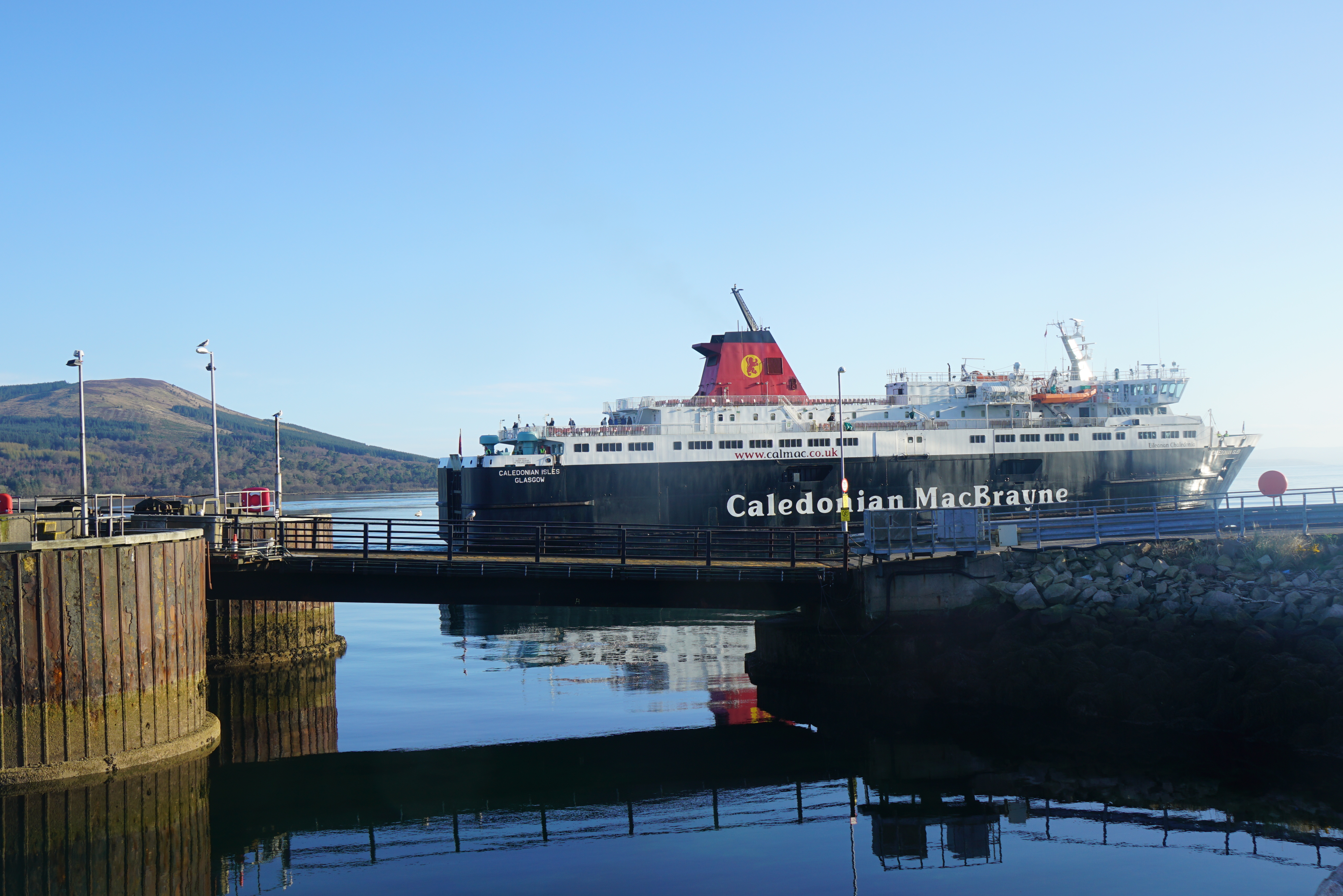 來往艾倫島的渡輪Caledonian MacBrayne，隸屬Calmac Ferries，他們也經營其他離島航線。