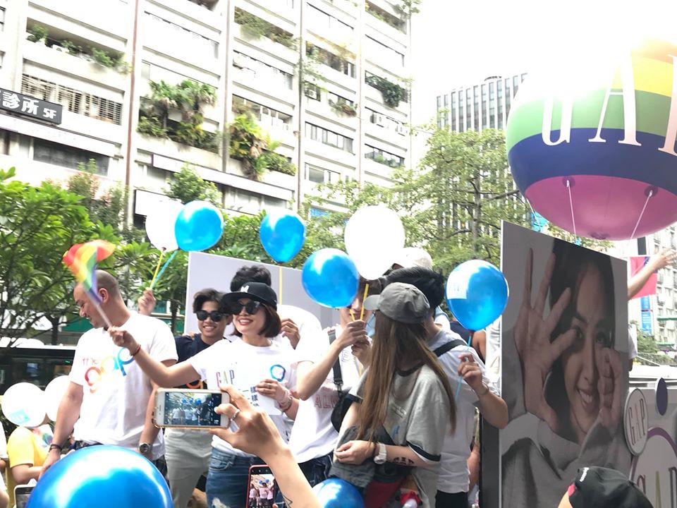 戴愛玲一路挺同婚，今年10月底，在工作結束後，也趕赴同志遊行。（翻攝自戴愛玲臉書）