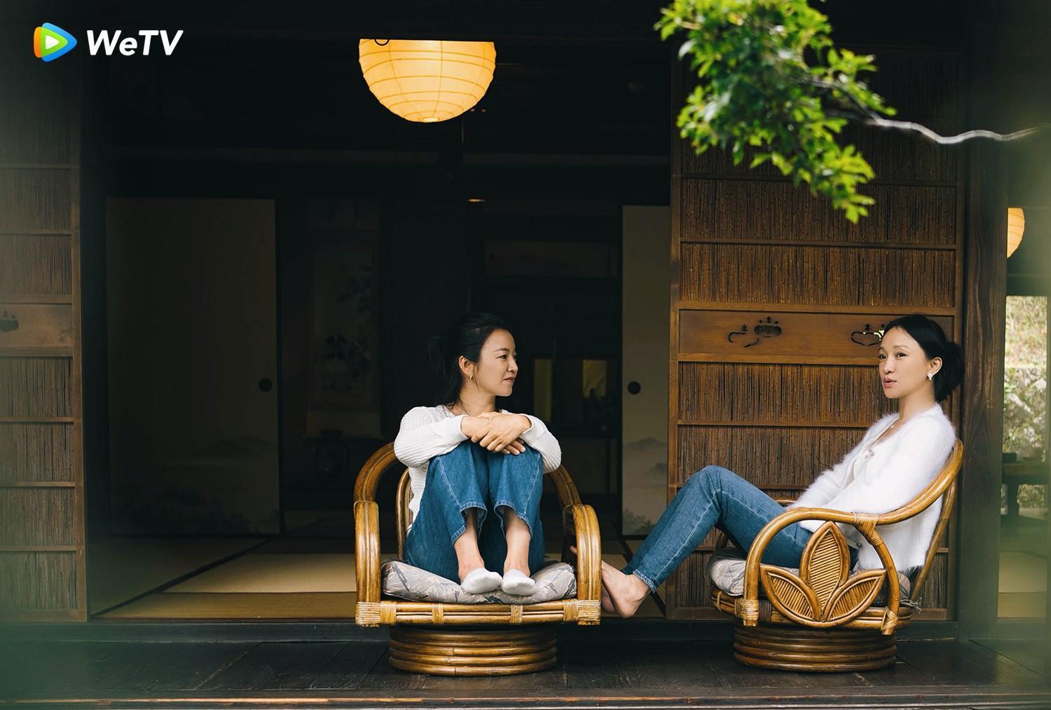 周迅（右）與阿雅在WeTV《奇遇人生2》談及愛情觀問題。（WeTV提供）