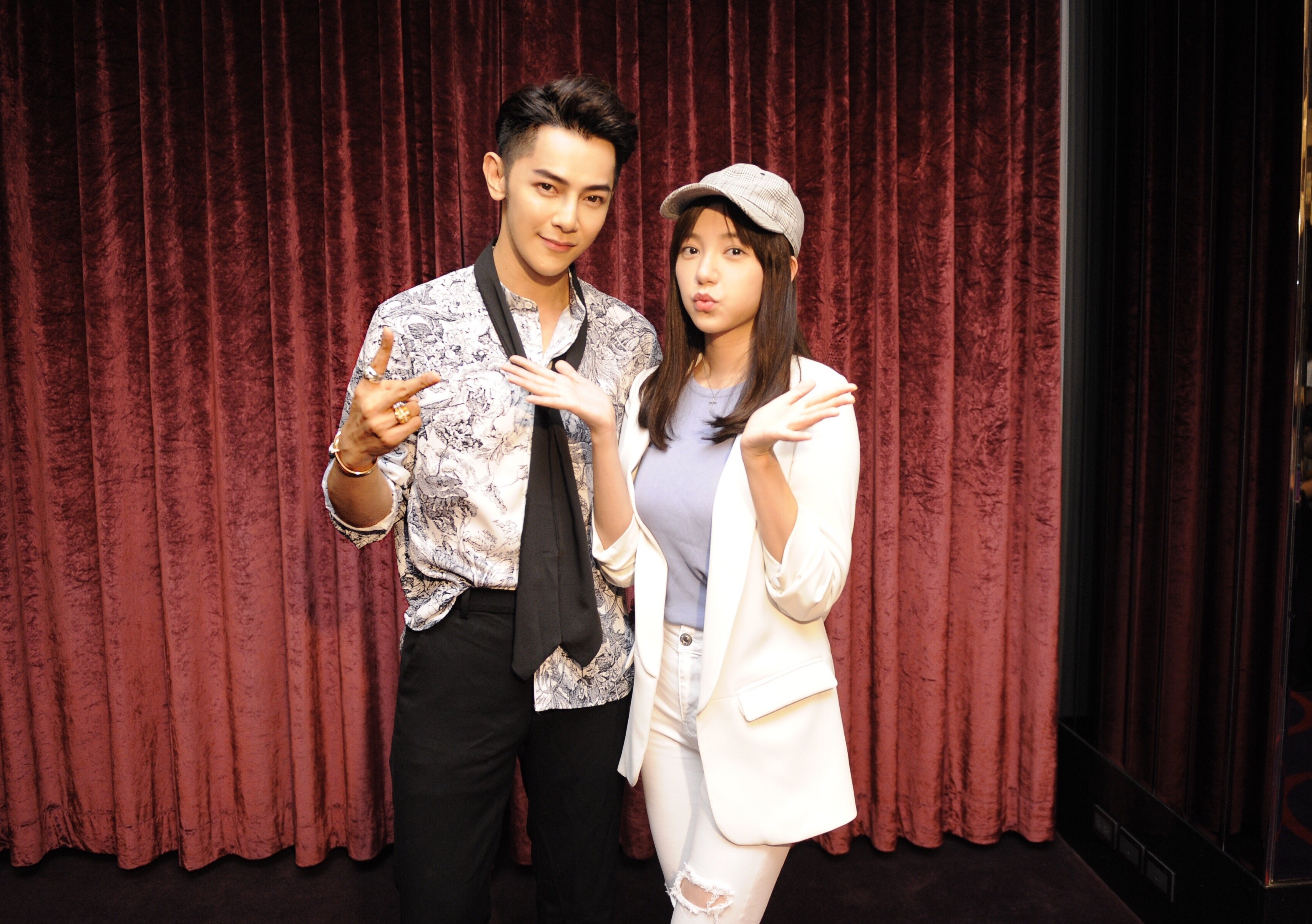 汪東城(左一)、郭雪芙(中)偕《因為我喜歡你》劇組演員出席殺青宴。（八大提供）