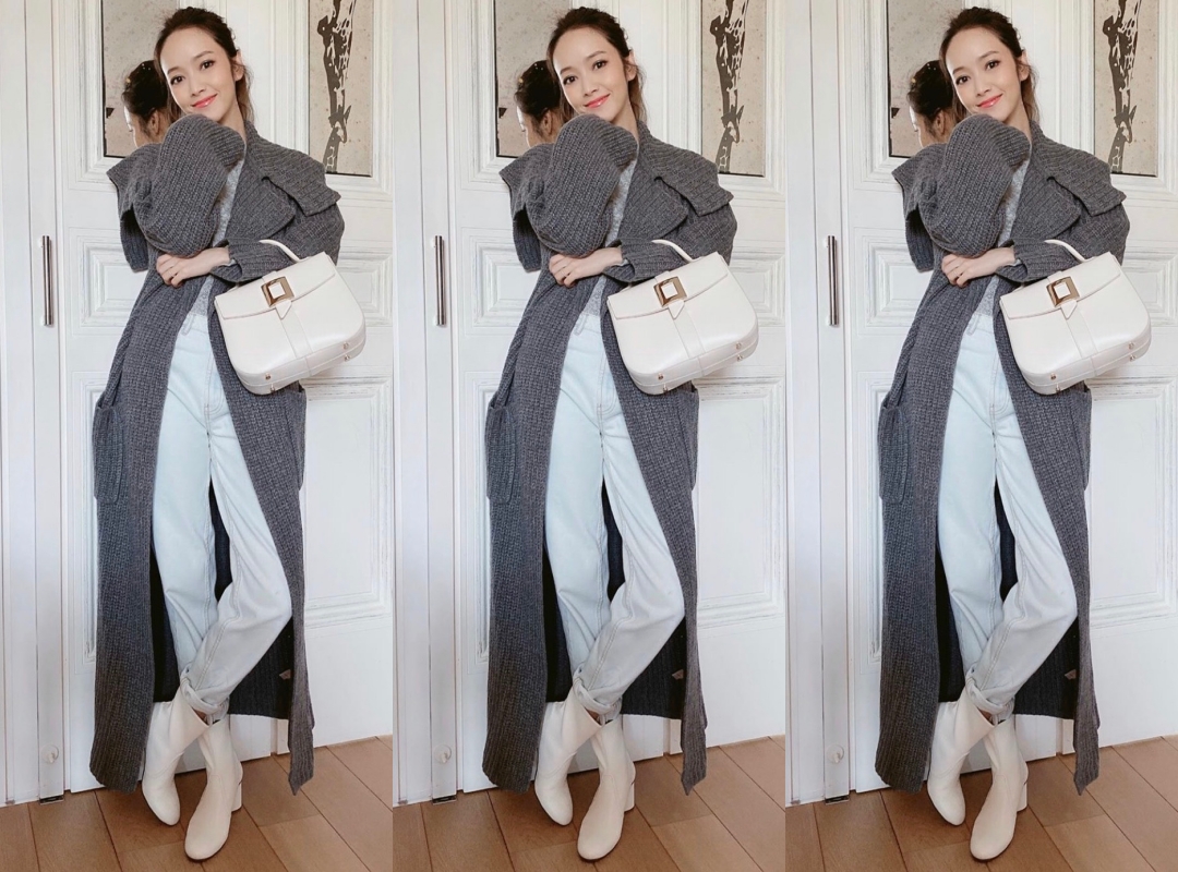 侯佩岑的淡藍色牛仔褲、白色短靴，呼應Beau Vivier白色包款，是冬日中的清新裝扮。（翻攝自侯佩岑IG）