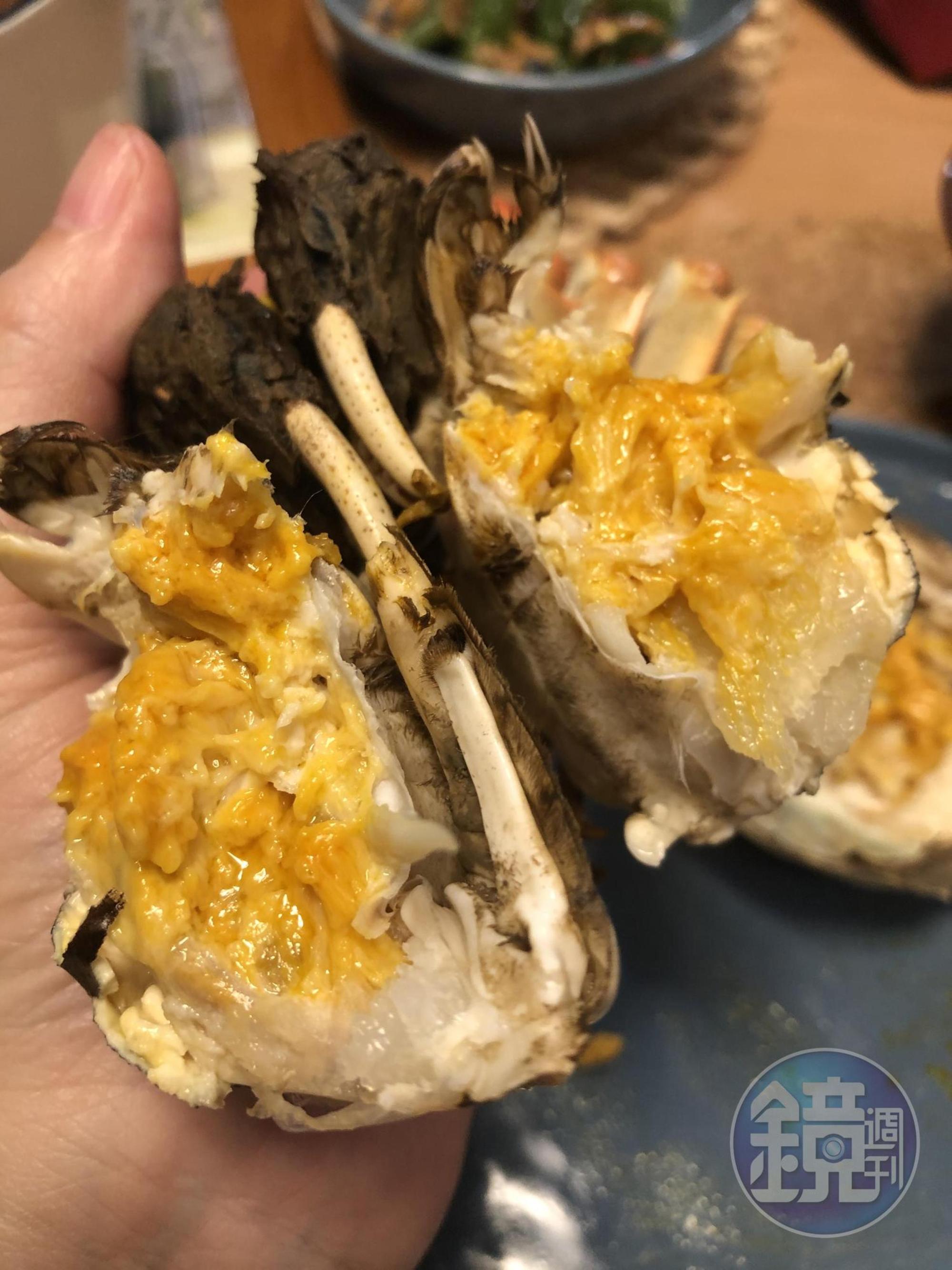 陽澄湖蟹的蟹黃顏色較淺，白膏約占蟹身的1/3，蟹肉味道十足清甜。
