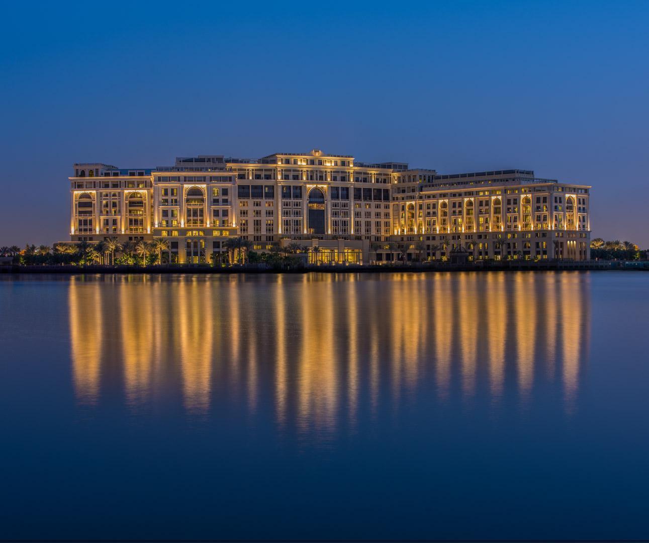 在水畔的凡賽斯酒店,外觀自有一番奢華氣質。(取自Palazzo Versace Dubai官網)