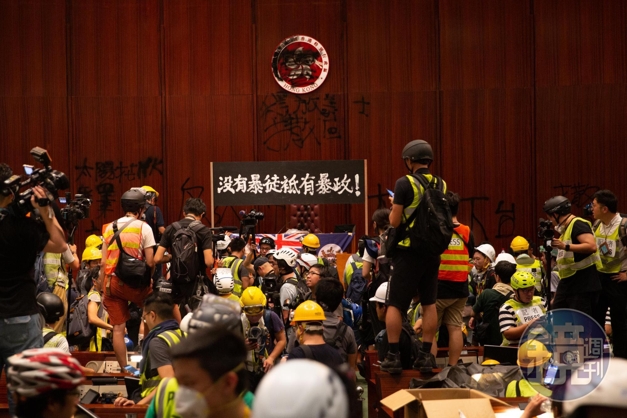 香港反送中抗爭已持續長達6個月,示威者與警察衝突也不斷引爆。(本刊資料照)