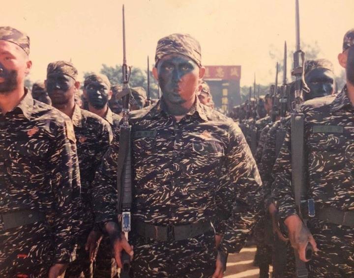 館長po出當年海陸服役英姿照,不忘怒轟吳斯懷「是一個背叛國軍、背叛人民的叛徒。」(翻攝自飆捍臉書粉專)