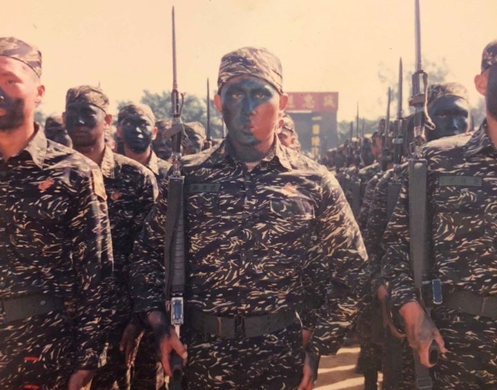 館長po出當年海陸服役英姿照，不忘怒轟吳斯懷「是一個背叛國軍、背叛人民的叛徒。」（翻攝自飆捍臉書粉專）