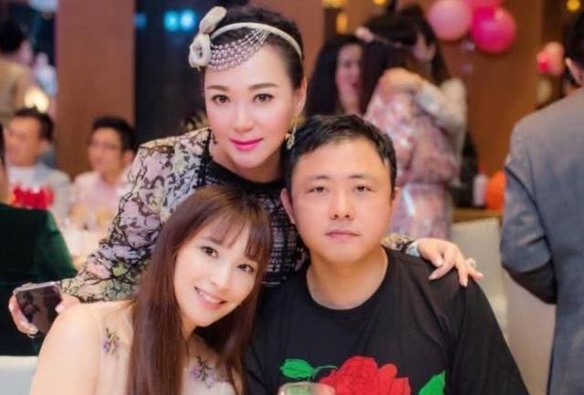 紀曉波債台高築，欠債250億台幣，還將送給吳佩慈的豪宅給抵押了。（翻攝自微博）