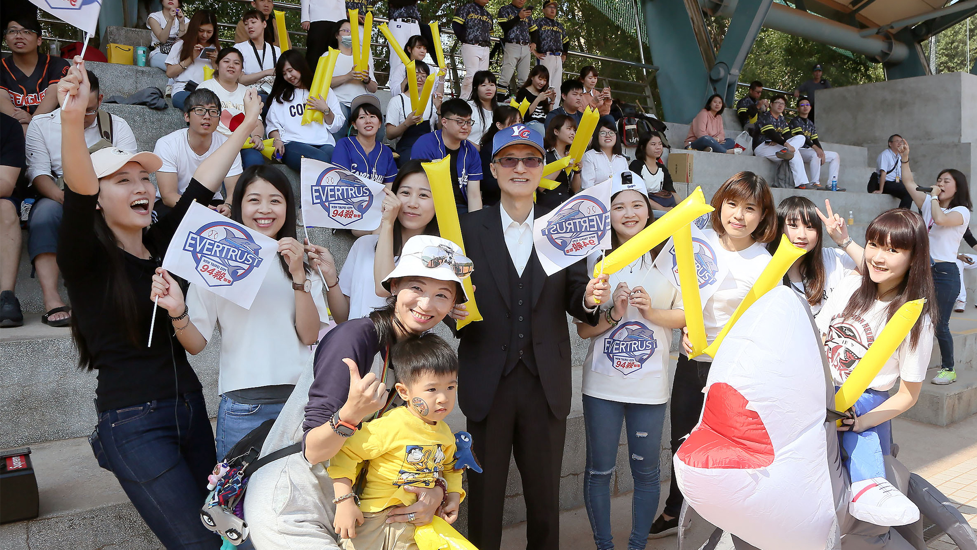 永慶房產集團持續鼓勵員工聰明工作、健康生活，年年獲得運動企業認證。2019永慶房屋永慶盃壘球決賽更邀請來台灣巨砲陳金鋒和旅美投手黃偉傑擔任嘉賓。