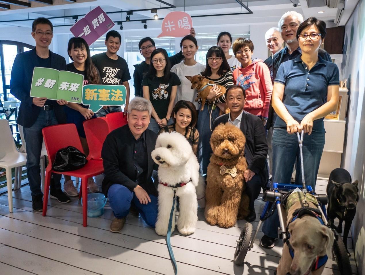 由台灣制憲基金會、台灣動物保護行政監督聯盟、台灣動物社會研究會等協會主辦，針對國家能呵護毛寶貝的事、「動物保護入憲」法律制度，邀請公民、學者與專家共同研討。（台灣制憲基金會提供）