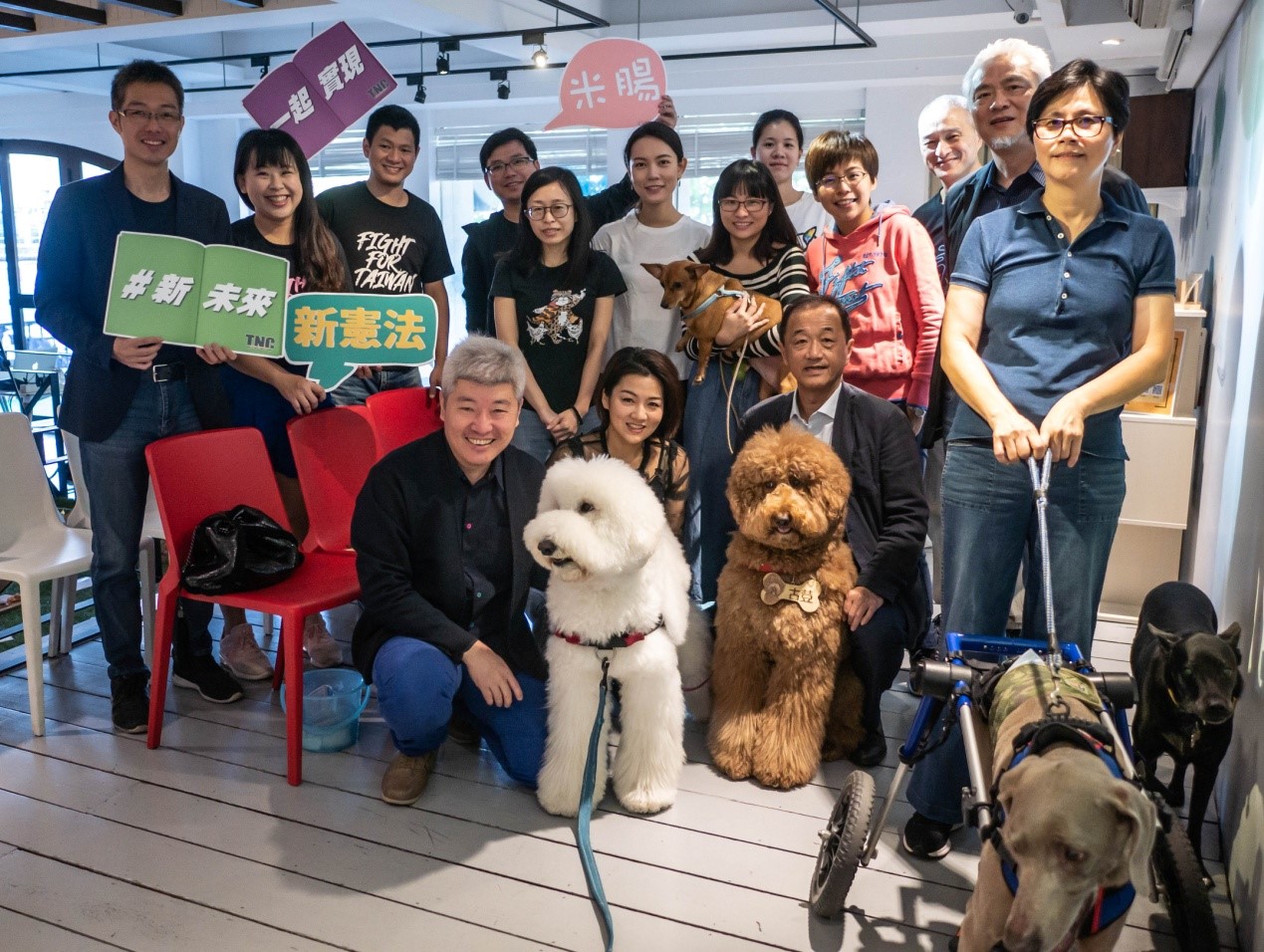 由台灣制憲基金會、台灣動物保護行政監督聯盟、台灣動物社會研究會等協會主辦，針對國家能呵護毛寶貝的事、「動物保護入憲」法律制度，邀請公民、學者與專家共同研討。（台灣制憲基金會提供）