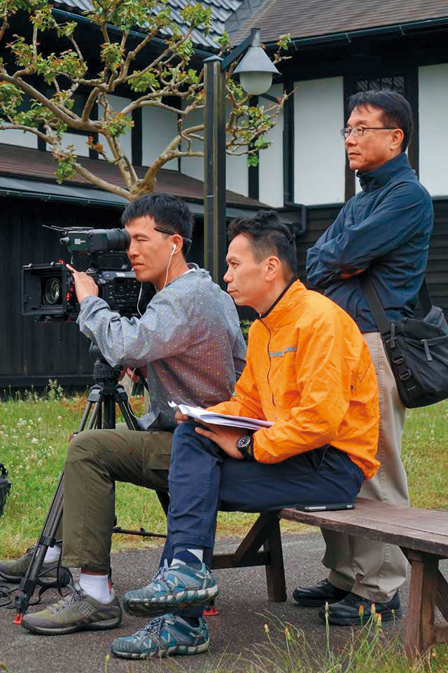 《農村的遠見》第一季赴日本大仁農場拍攝。右為節目總策劃林盛豐、中為顧問月足吉伸。(翻攝自農村的遠見臉書)