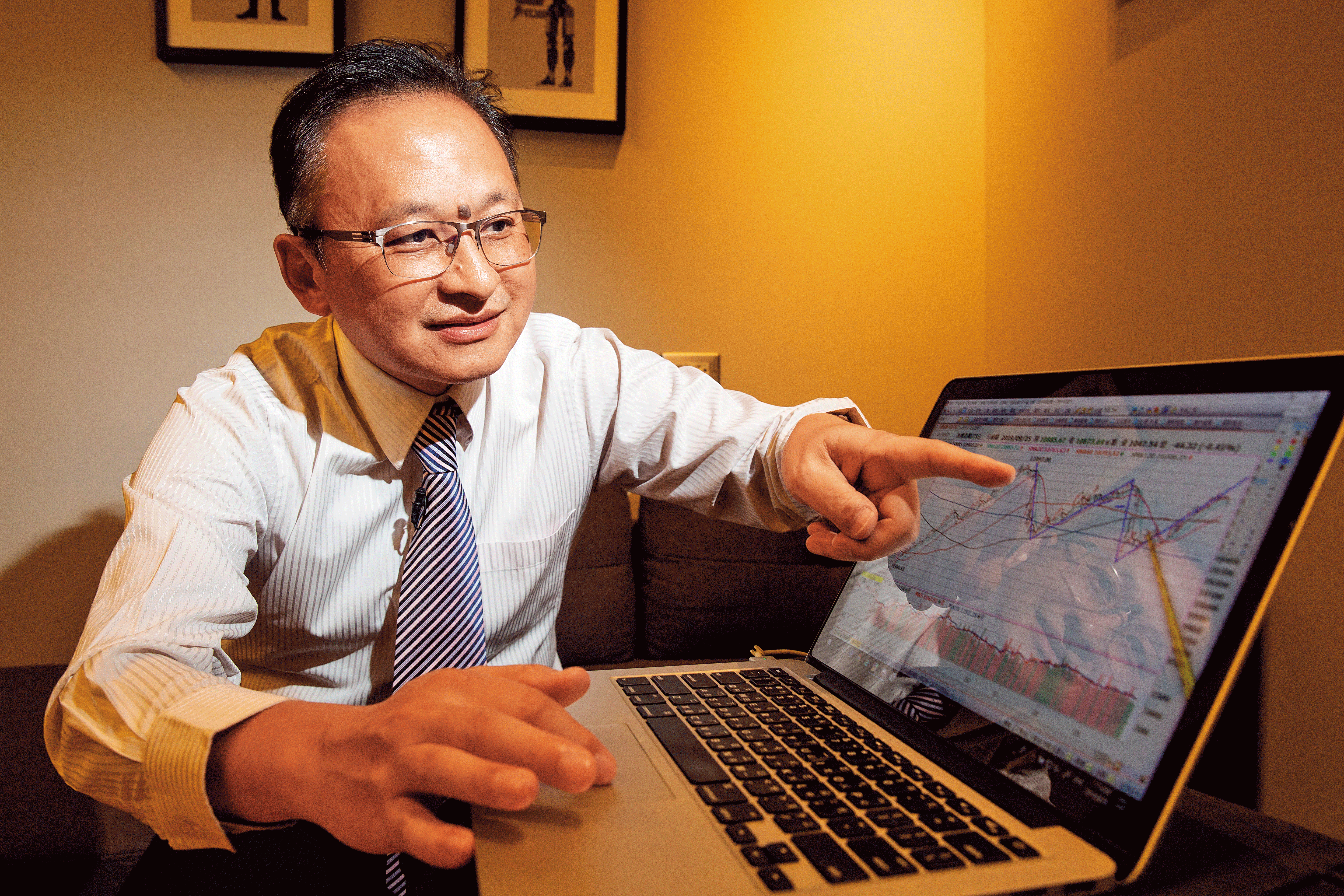 帥老師點出散戶通病，三不五時查看持股走勢，一遇急殺就想出場、急拉就想加碼，簡直有被害妄想症。