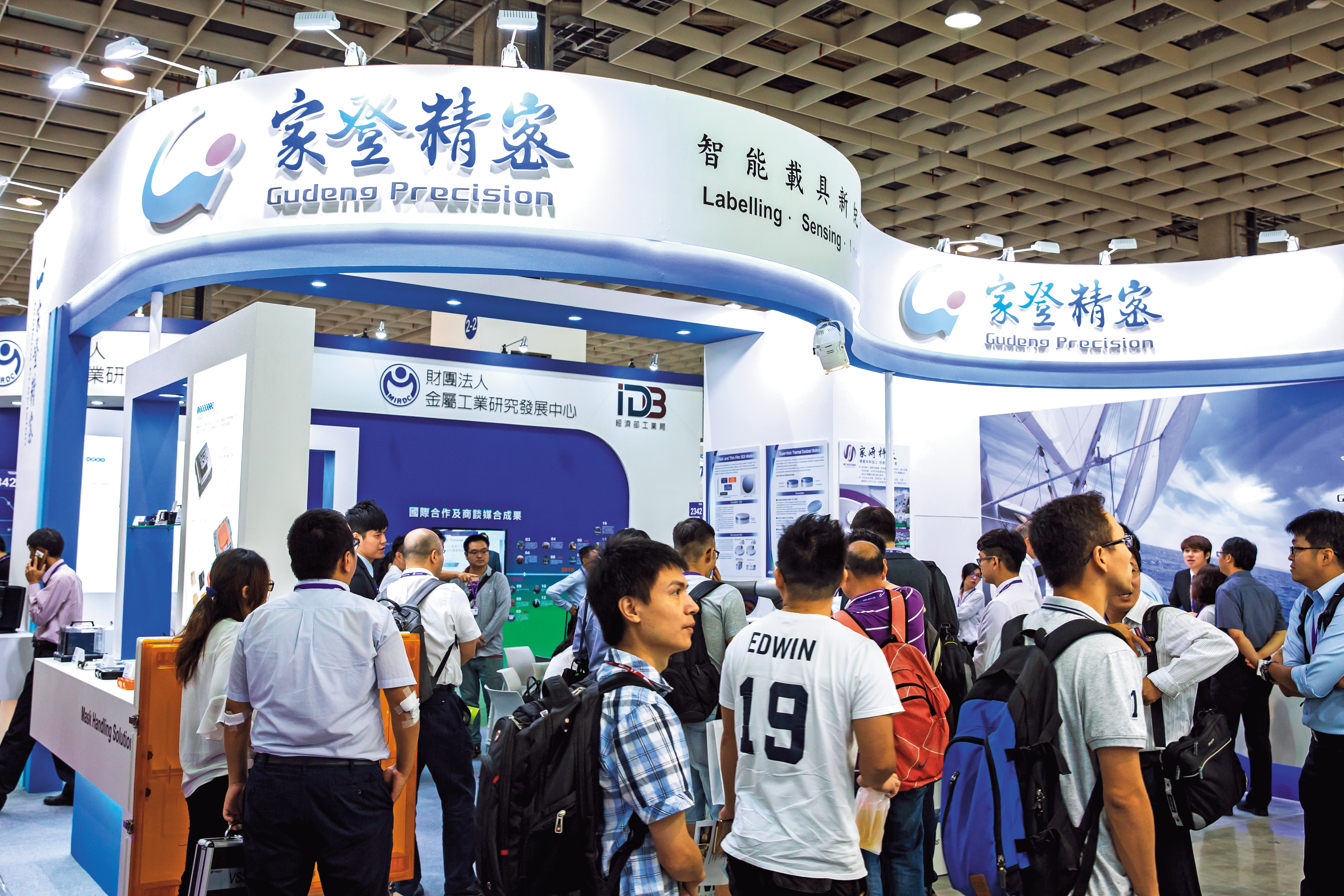 EUV光罩盒供應商家登股價在6月底突破箱型，一路狂飆，帥老師仍看好它明年的表現。