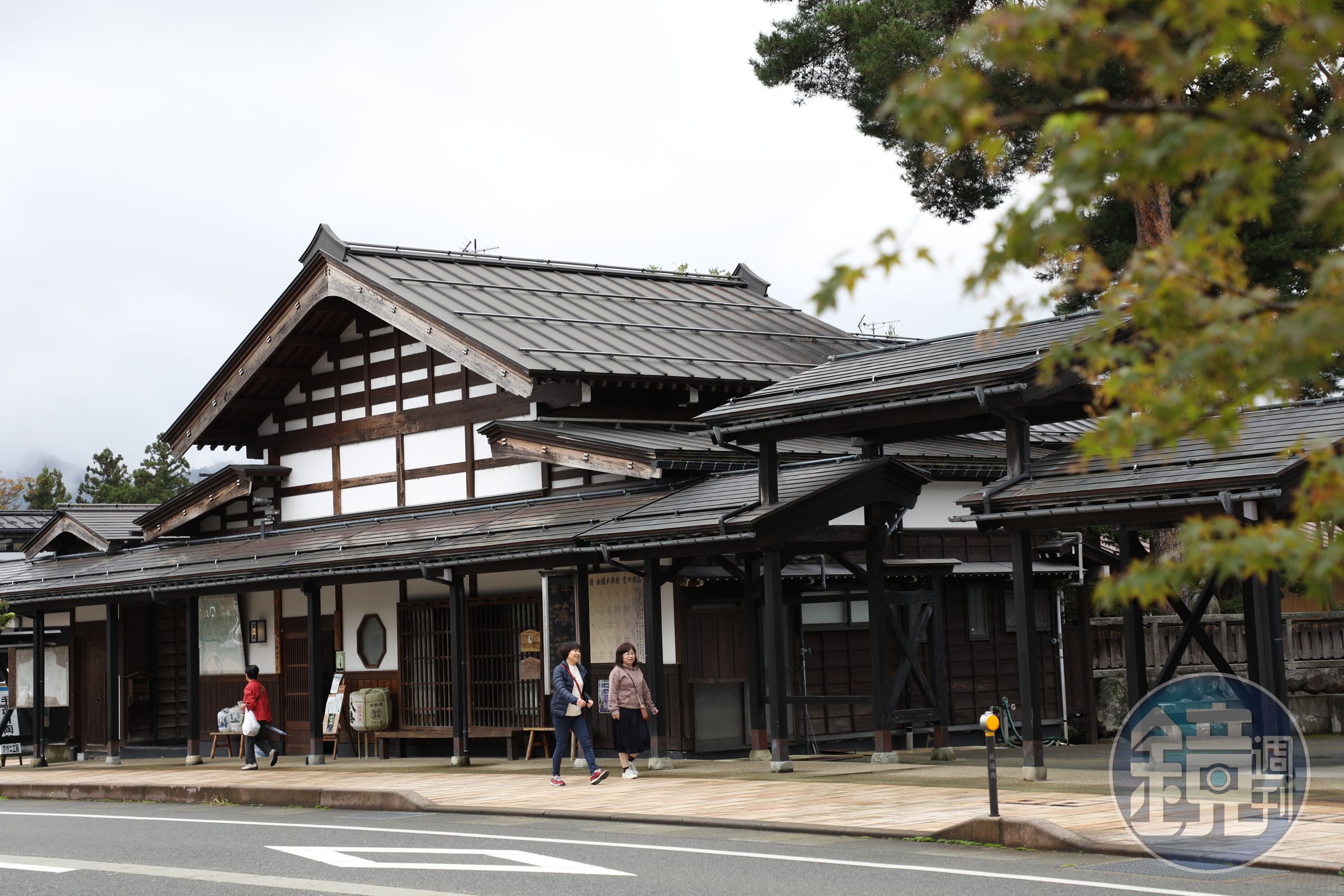 全新打造的「三國街道塩沢宿牧之通」，街道氛圍優雅古典，吸引許多遊客漫步其間，尋找作家鈴木牧之筆下的北越風情畫。