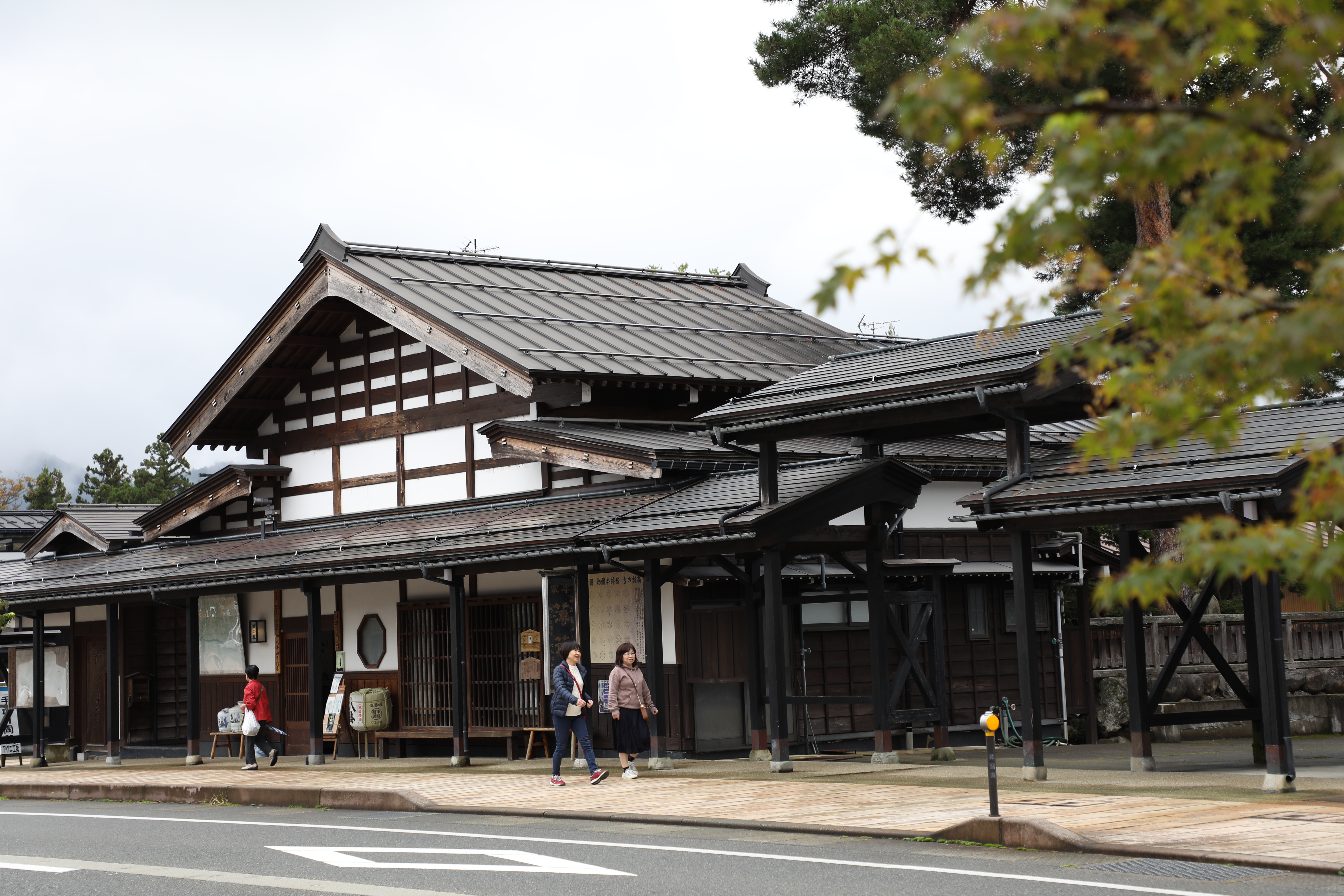 全新打造的「三國街道塩沢宿牧之通」，街道氛圍優雅古典，吸引許多遊客漫步其間，尋找作家鈴木牧之筆下的北越風情畫。