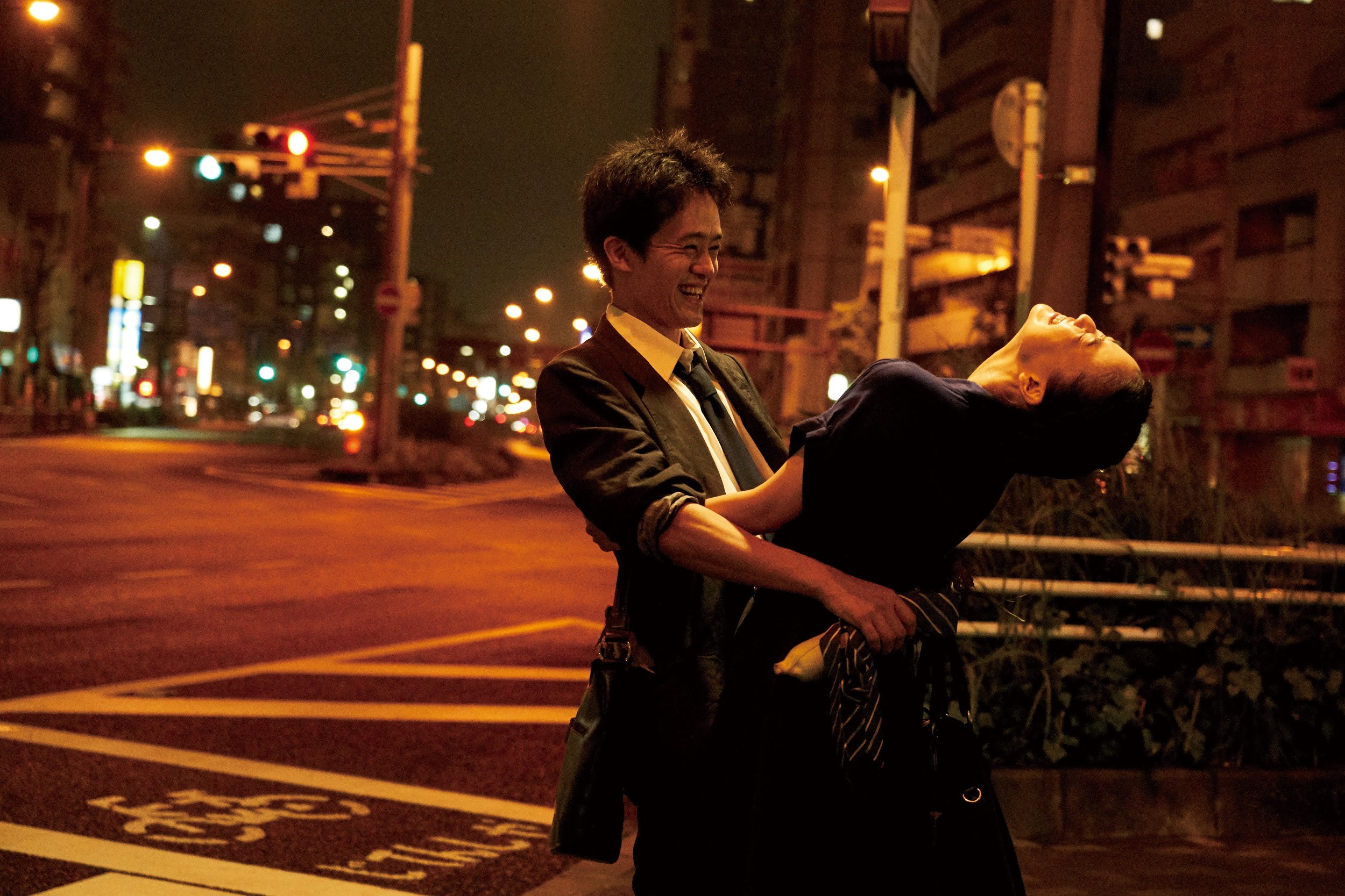 日本新生代演技男星池松壯亮（左）在新片《男人真命苦》中與蒼井優（右）同台。（双喜提供）