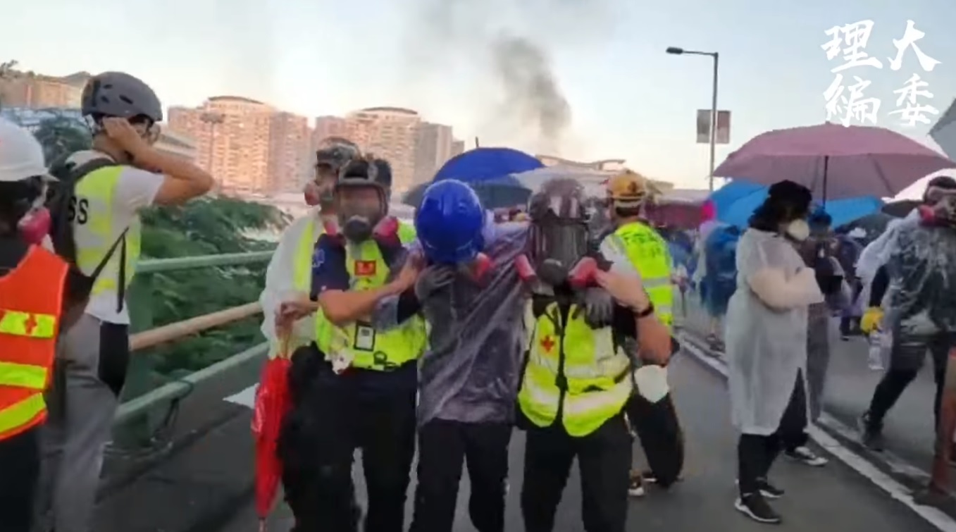 警方包圍理工大學，多名受傷學生被急救員帶離現場。（翻攝自理大學生報編委會臉書）