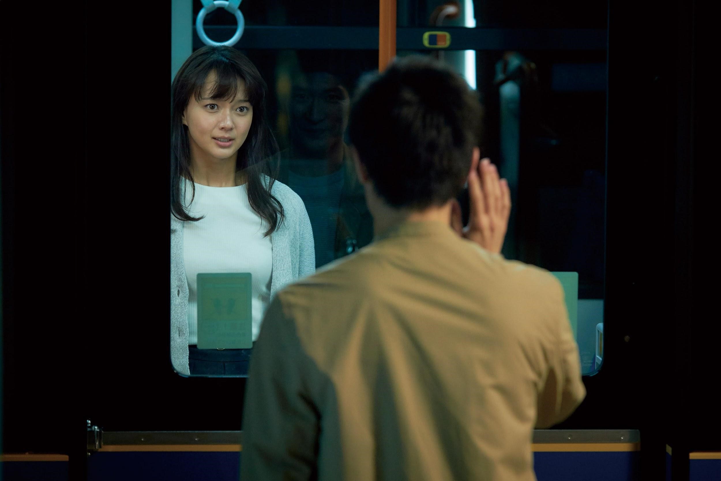 女星多部未華子（左）拍完《小小夜曲》後就宣布婚訊，於上月初與攝影師男友步入禮堂。（天馬行空提供）