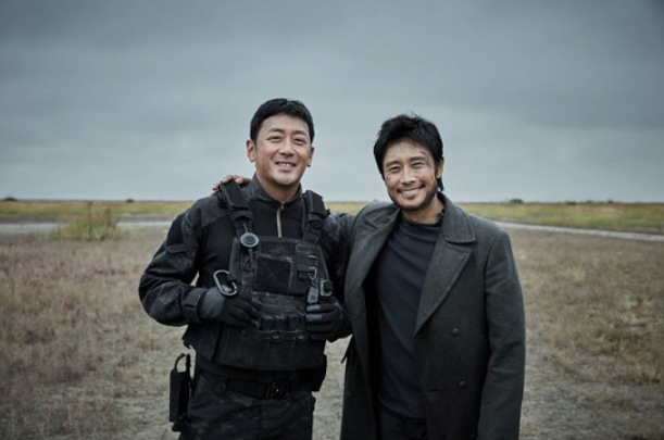 李炳憲(右)與河正宇在新片《白頭山:半島浩劫》首度合作。(翻攝自Naver)
