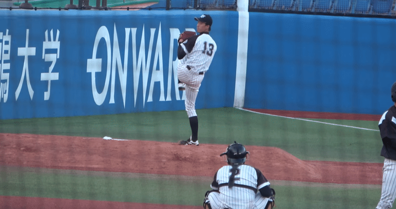 谷口優成因奇特的投球瞬間爆紅，有不少網友擔心其投球方式，恐造成腰與肩膀造成的傷害。（翻攝自YouTube）