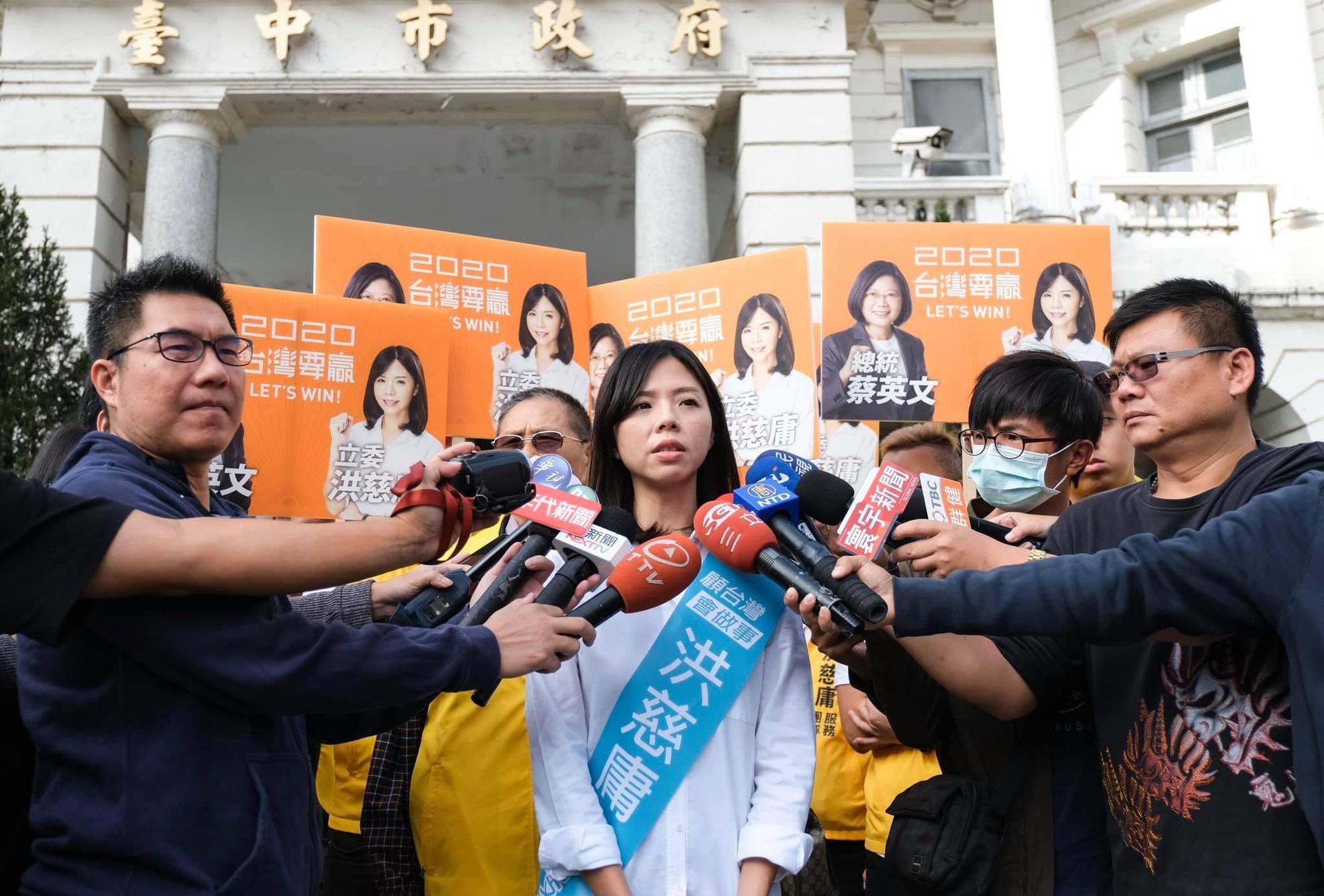 洪慈庸則反擊楊瓊瓔抹黑，霸氣回應她花3年多所爭取的建設，是楊過去1、20年做不到的事情。（翻攝自洪慈庸臉書）
