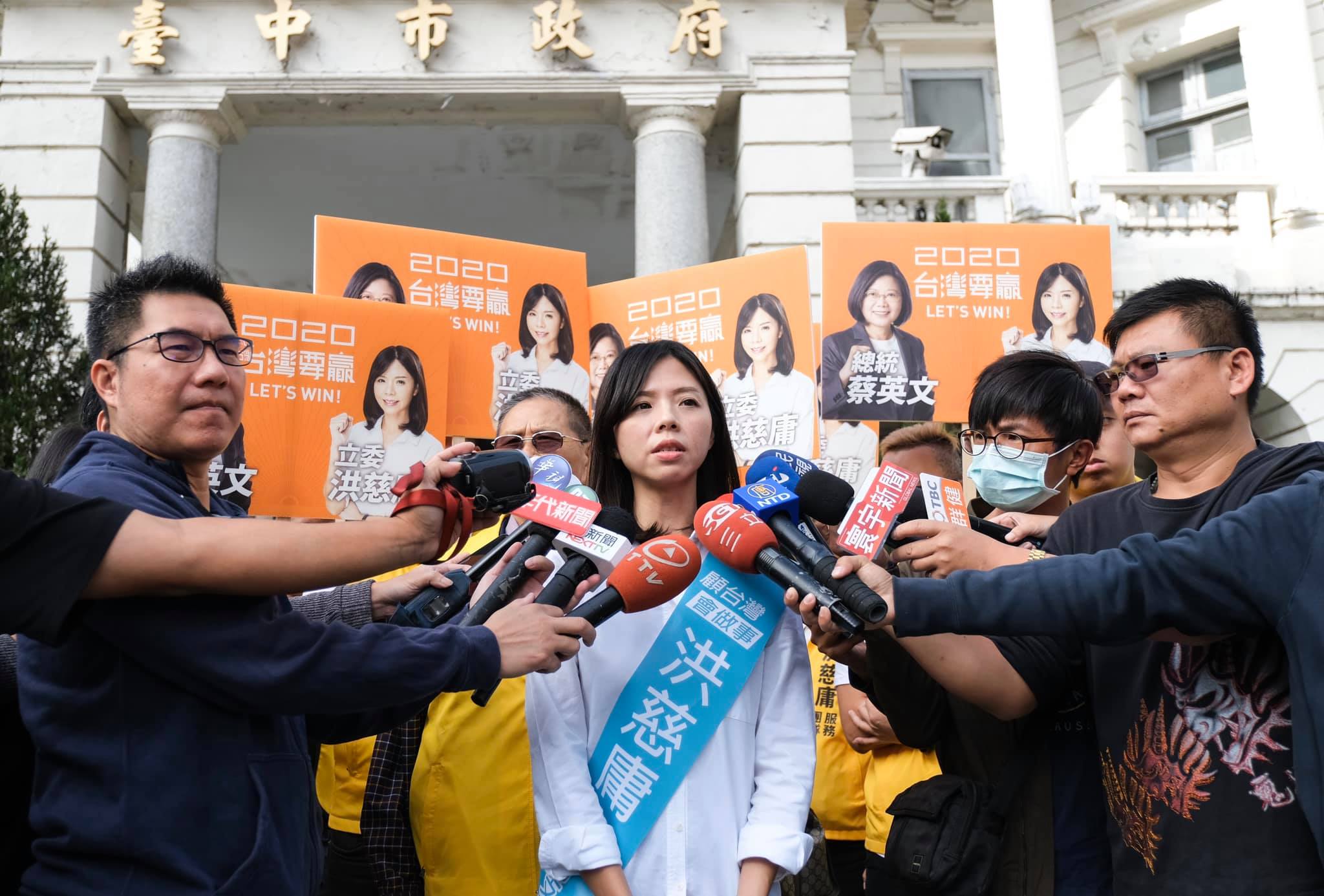 洪慈庸則反擊楊瓊瓔抹黑，霸氣回應她花3年多所爭取的建設，是楊過去1、20年做不到的事情。（翻攝自洪慈庸臉書）