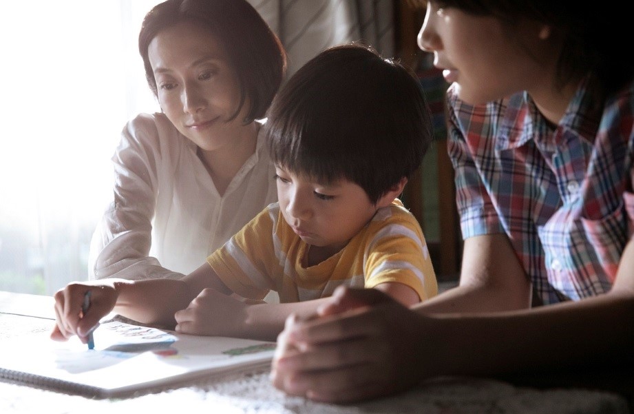  台日混血的歌手一青窈（左）在《燕》飾演台灣人。（高雄電影節提供）