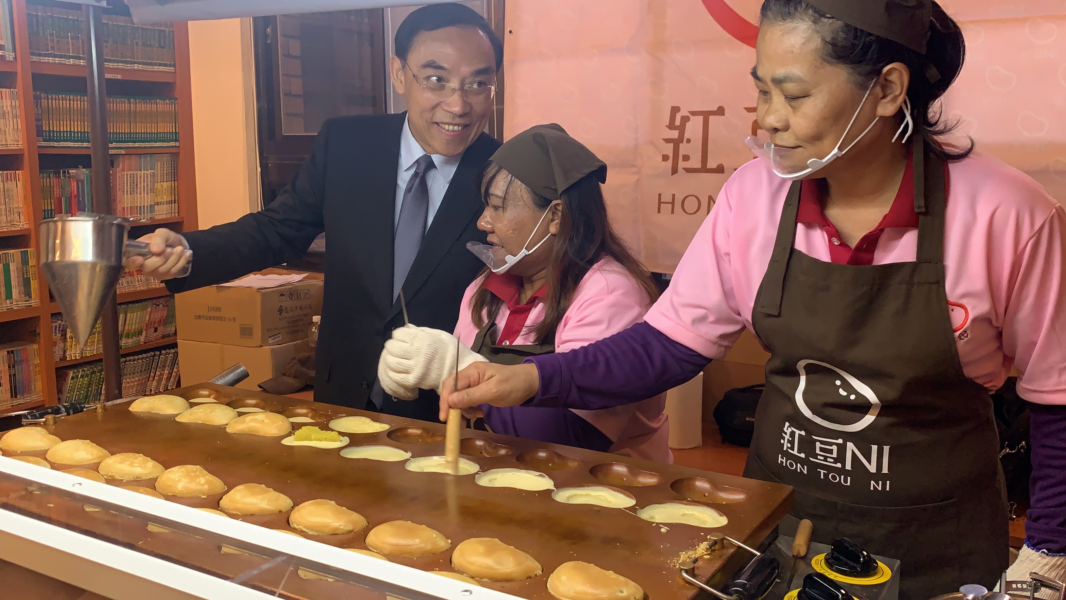 法務部部長蔡清祥和「紅豆NI」收容人學員一起做紅豆餅。