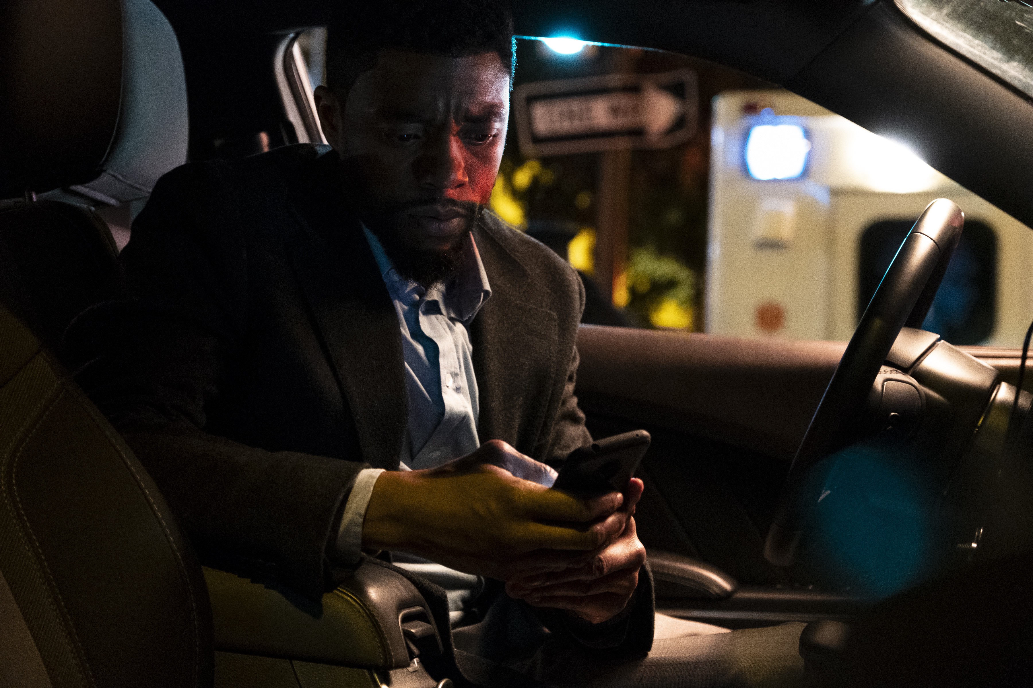 《黑豹》男星查德維克博斯曼從超級英雄改當警探，在5小時內緝拿殺害8名警察的悍匪。（CatchPlay提供）