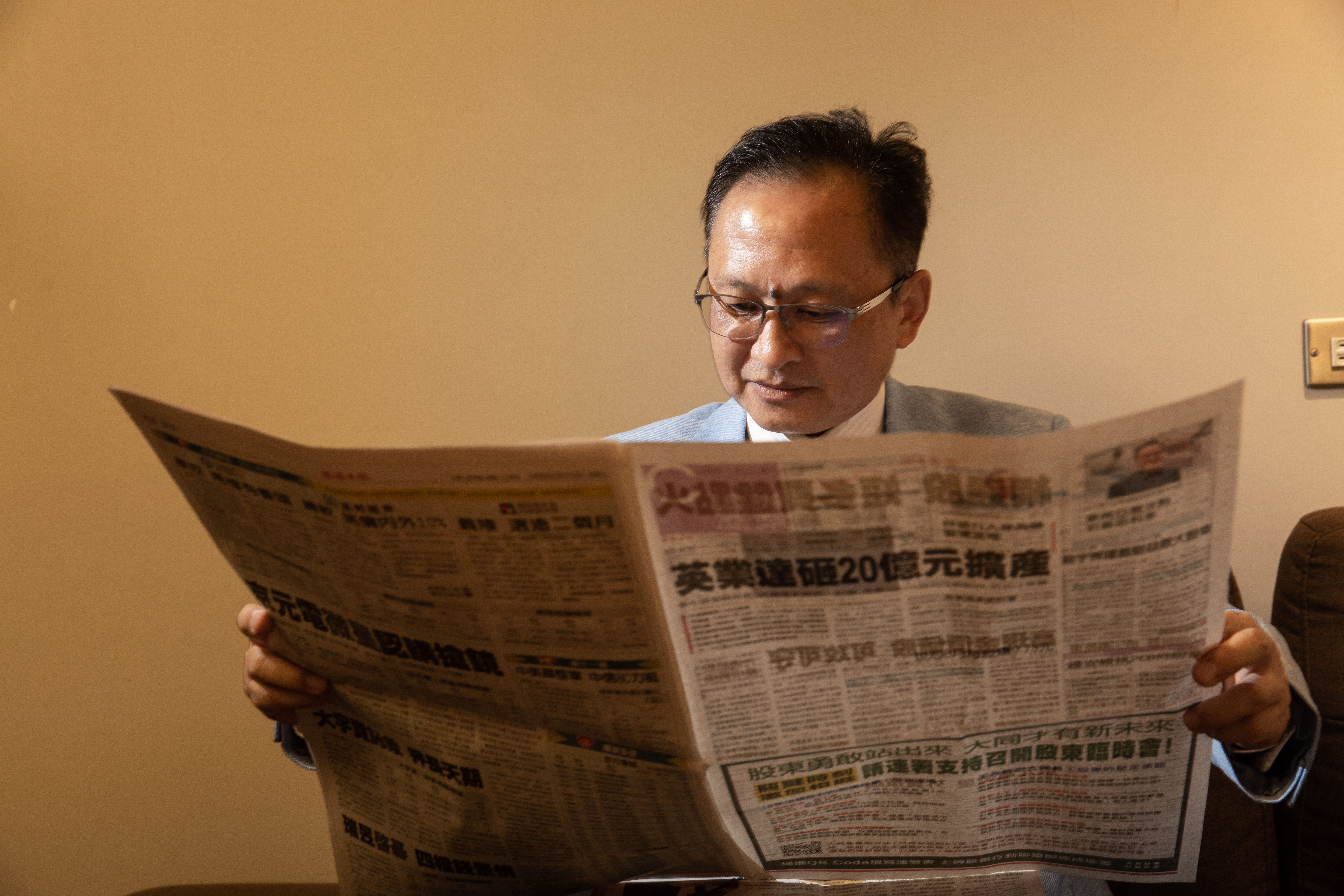 帥老師從翻報紙、看新聞找觀察標的，再透過技術分析挖掘飆漲潛力股。