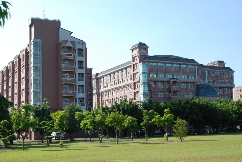 首府大學董事長應秀鳳，讓2個兒子分別擔任有給職董事及學校主任祕書。（翻攝台南麻豆區觀光旅遊網）