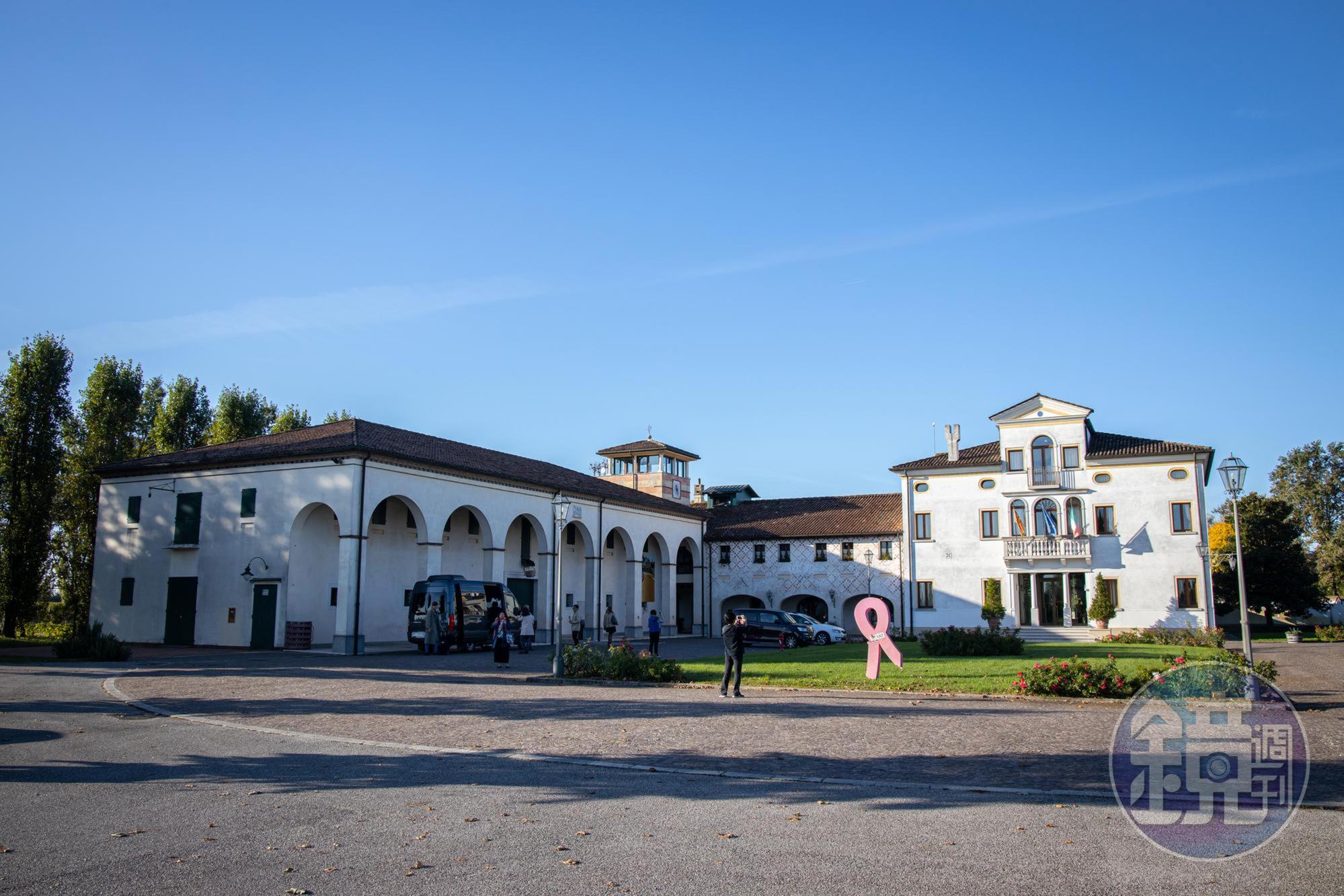  「Casa Paladin」也資助在地乳癌公益活動，門口可見粉紅絲帶。