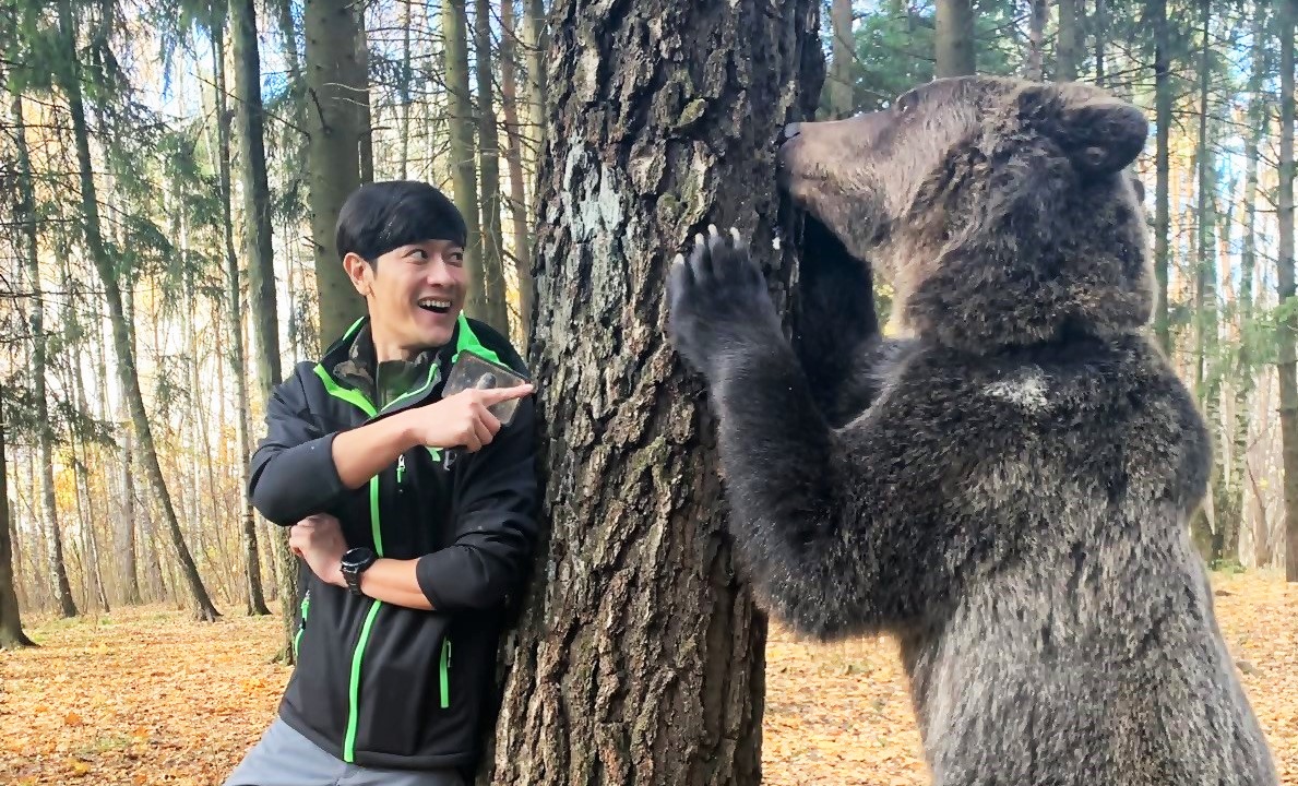 《世界第一等》主持人張勛傑為與俄羅斯棕熊拍沙龍照。（八大提供）