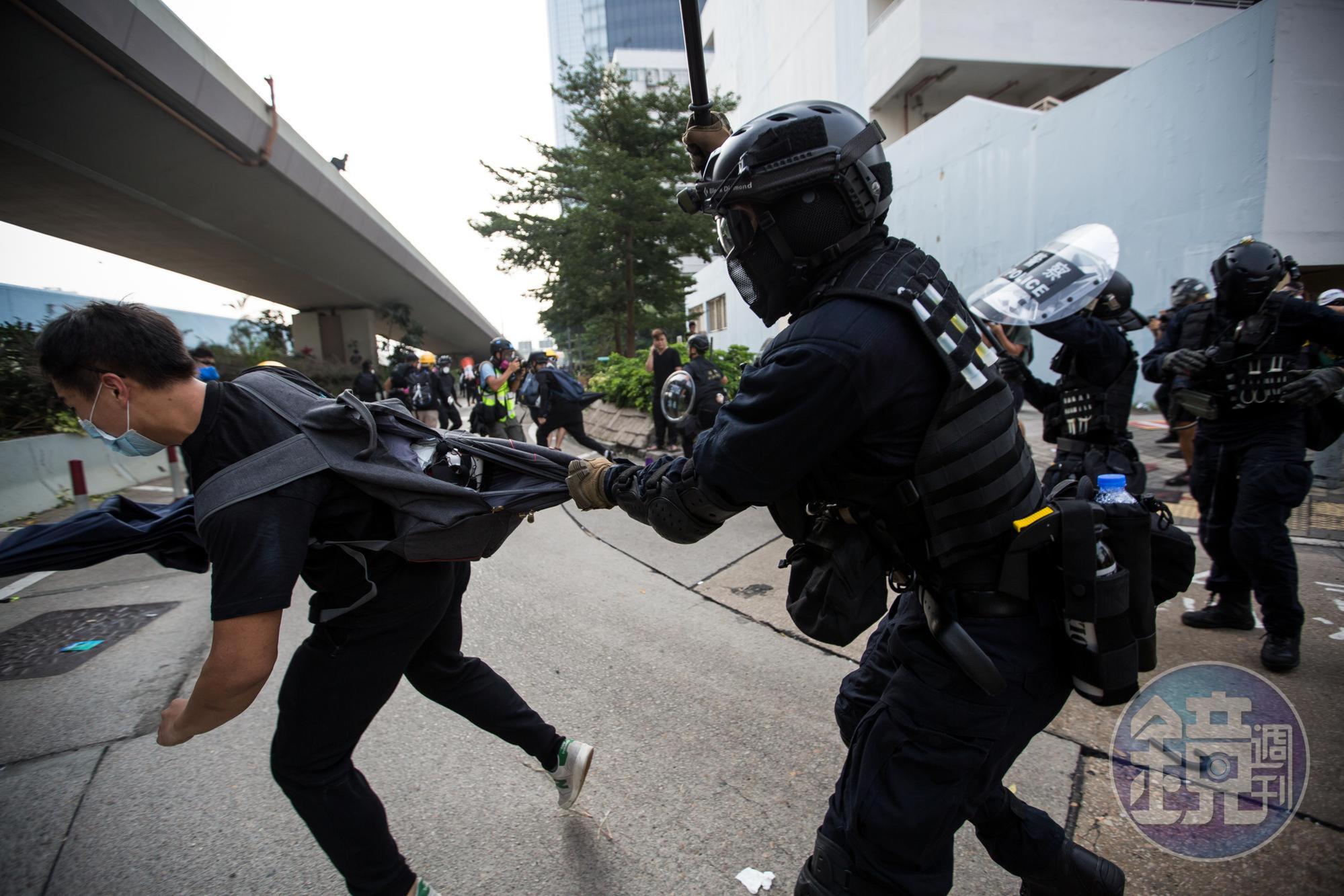圖為8月間香港觀塘遊行，警民爆發衝突。