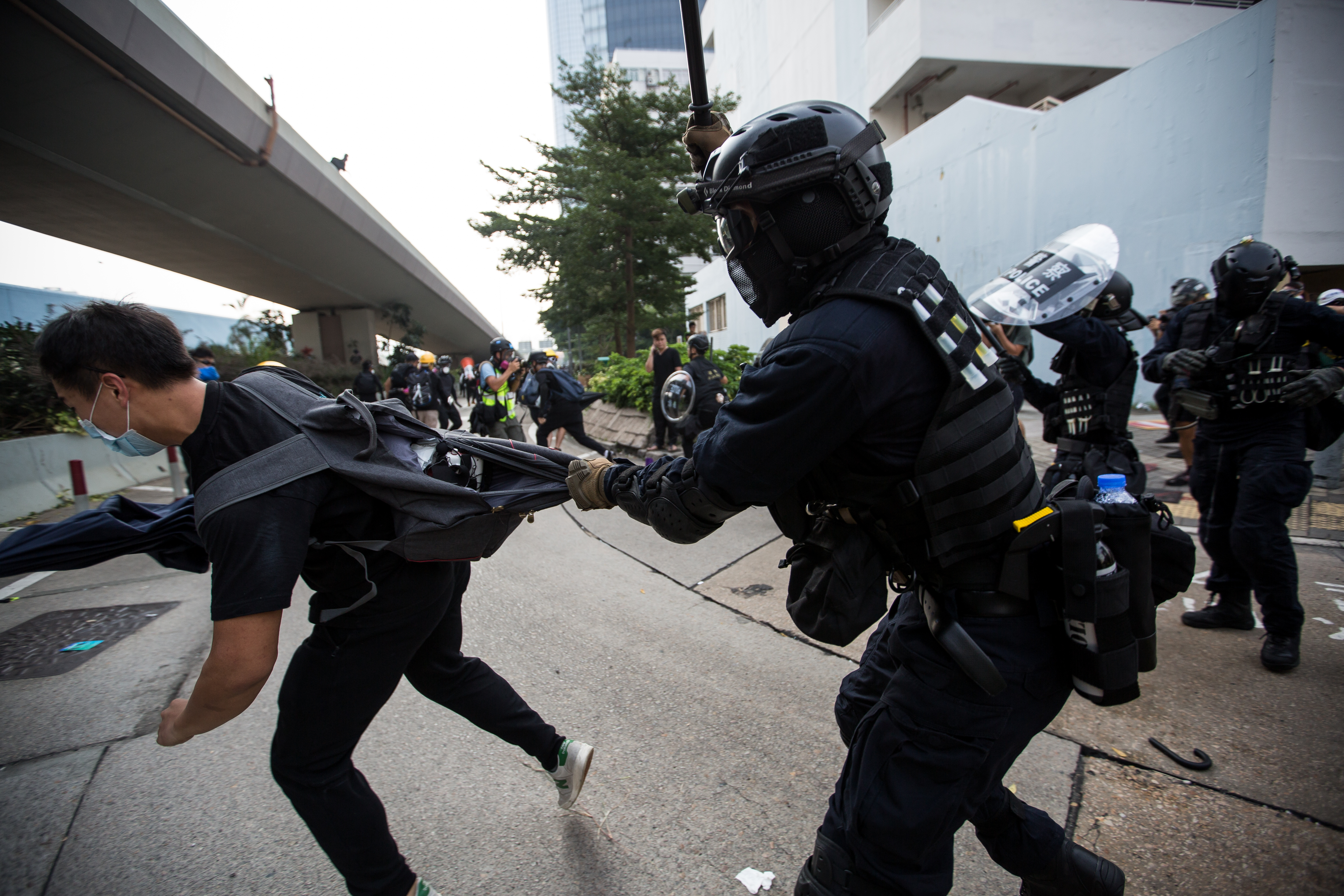 圖為8月間香港觀塘遊行，警民爆發衝突。