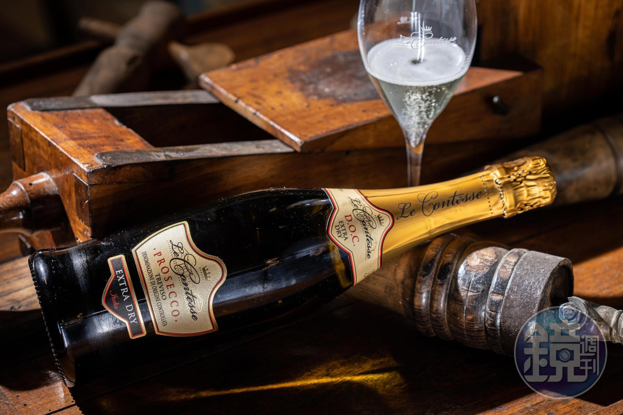 「Le Contesse Prosecco DOC Treviso Extra Dry」含糖量較Brut高,6~8度的低溫更能彰顯其多汁感。