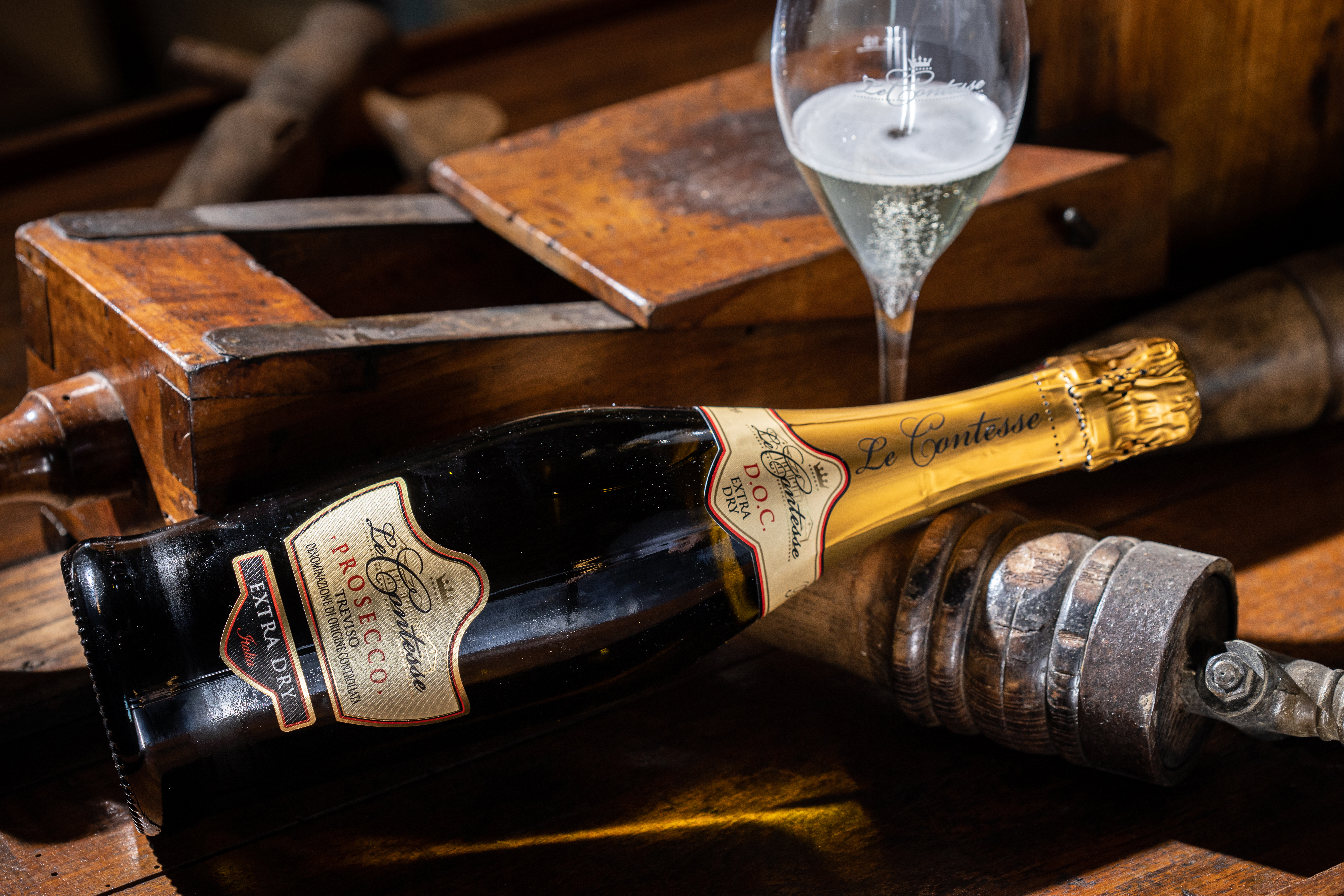 「Le Contesse Prosecco DOC Treviso Extra Dry」含糖量較Brut高，6～8度的低溫更能彰顯其多汁感。