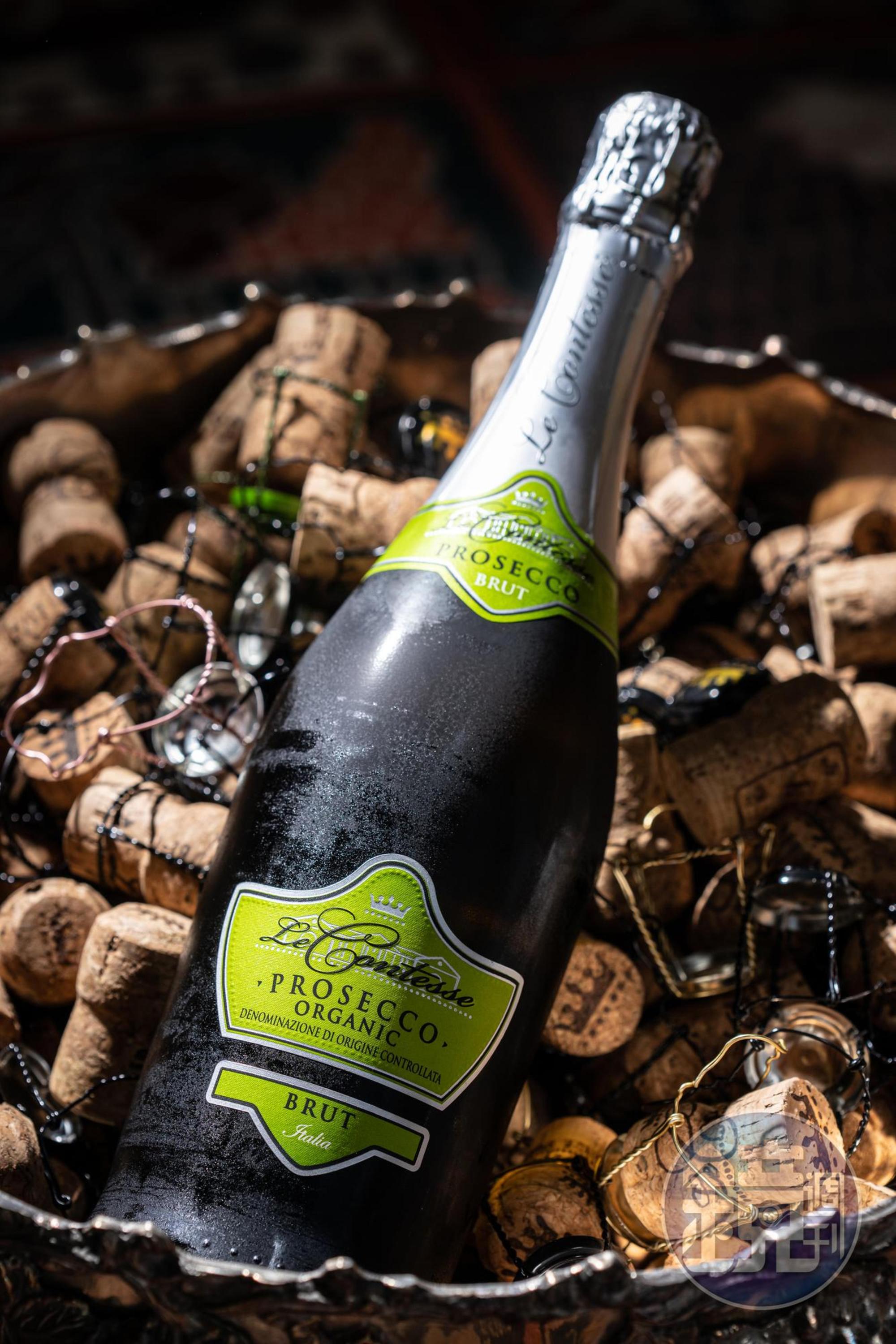 「Le Contesse Prosecco Spumante DOC Brut」在新鮮口感中,夾雜黃蘋果、洋梨、藤花的優雅香氣。
